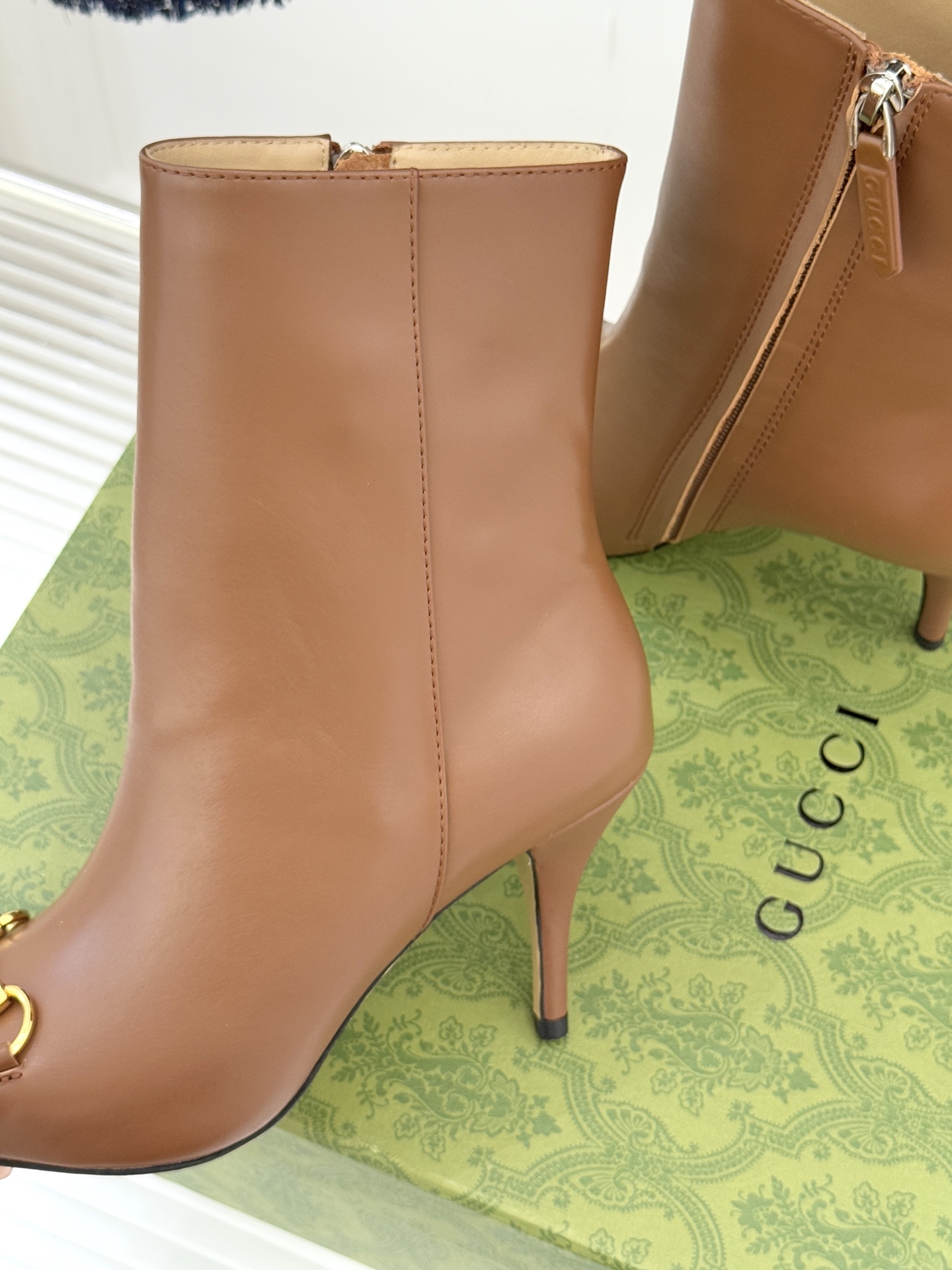 Gucci/古驰25WF新品马衔扣尖头侧拉链高跟短靴它以标志性的马衔扣为点睛之笔彰显着品牌深厚的马术传承