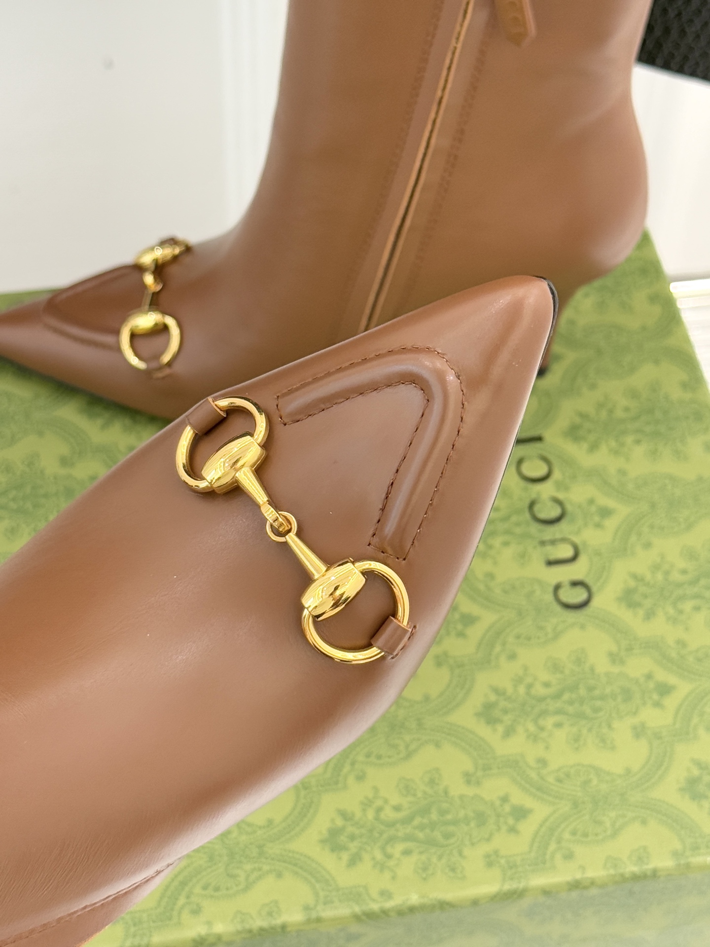 Gucci/古驰25WF新品马衔扣尖头侧拉链高跟短靴它以标志性的马衔扣为点睛之笔彰显着品牌深厚的马术传承