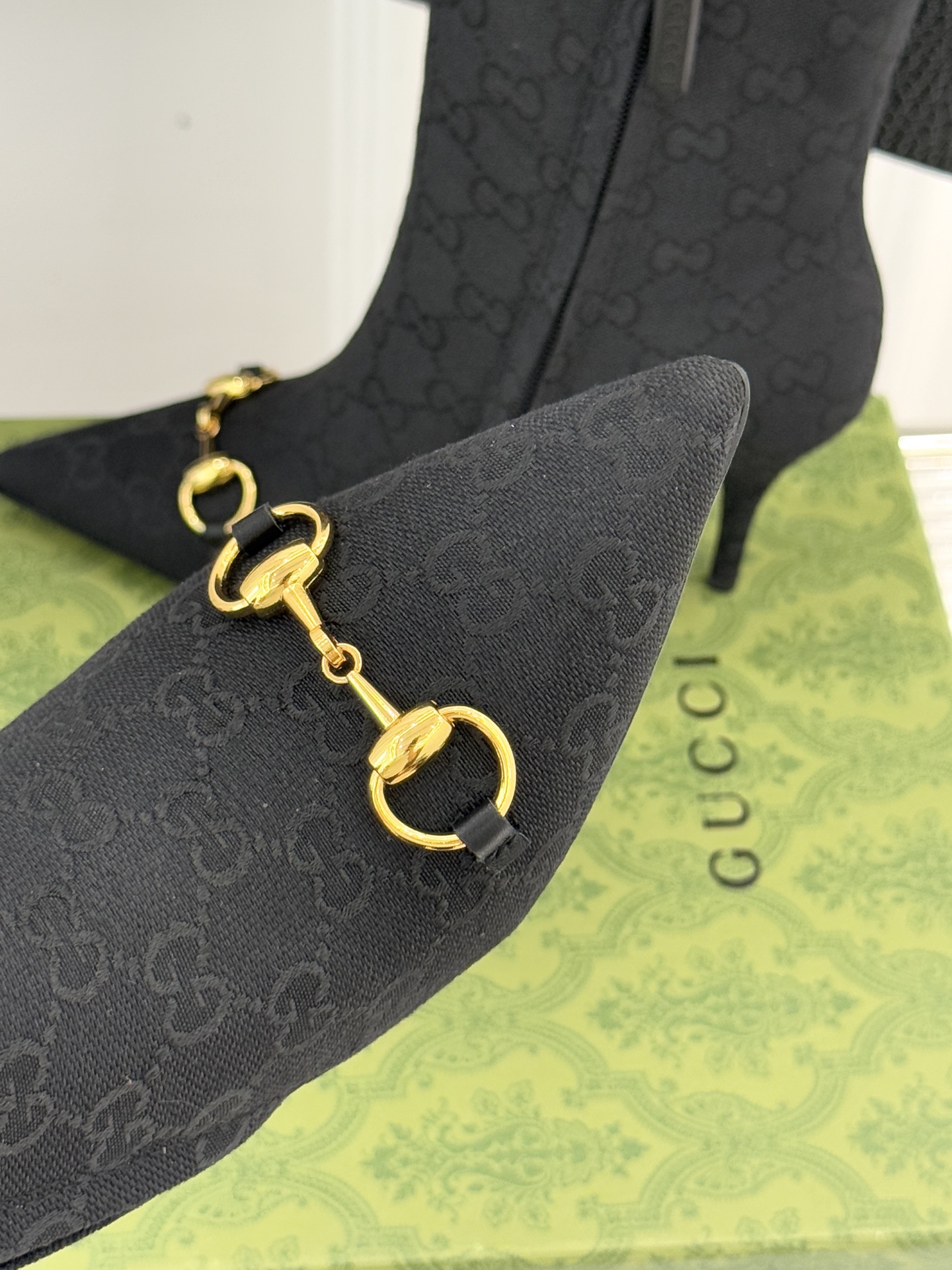 Gucci/古驰25WF新品马衔扣尖头侧拉链高跟短靴它以标志性的马衔扣为点睛之笔彰显着品牌深厚的马术传承