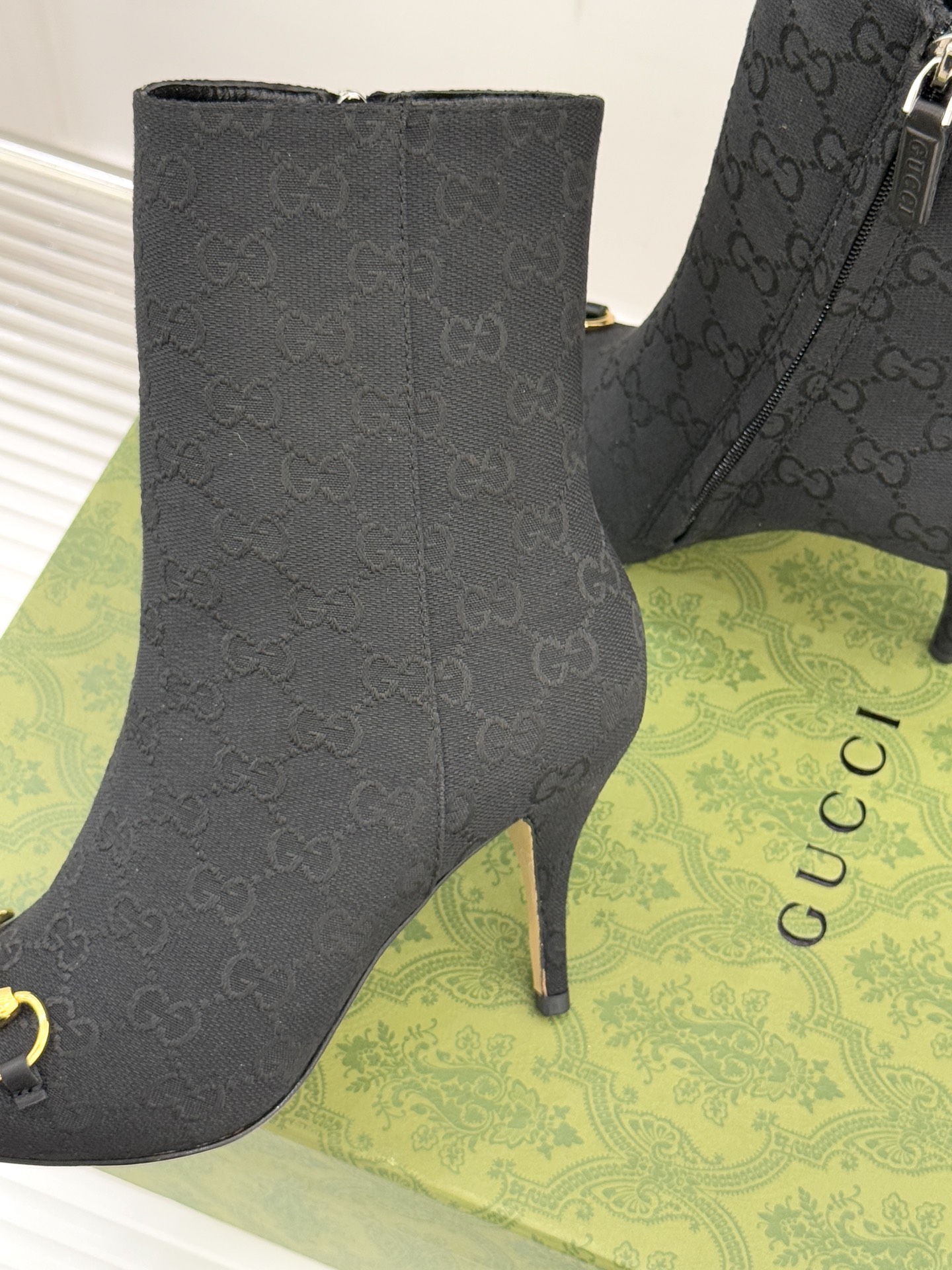 Gucci/古驰25WF新品马衔扣尖头侧拉链高跟短靴它以标志性的马衔扣为点睛之笔彰显着品牌深厚的马术传承