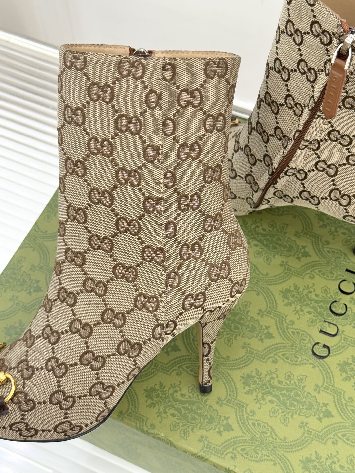 Gucci/古驰25WF新品马衔扣尖头侧拉链高跟短靴它以标志性的马衔扣为点睛之笔彰显着品牌深厚的马术传承