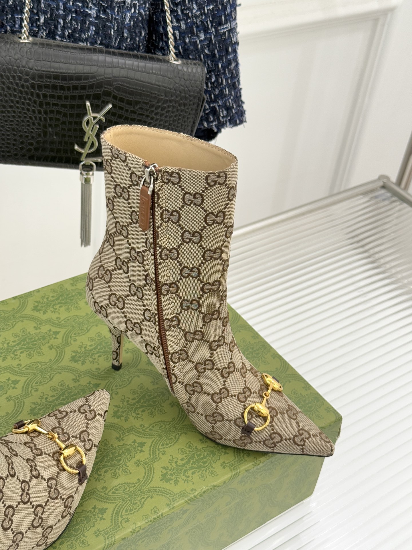 Gucci/古驰25WF新品马衔扣尖头侧拉链高跟短靴它以标志性的马衔扣为点睛之笔彰显着品牌深厚的马术传承