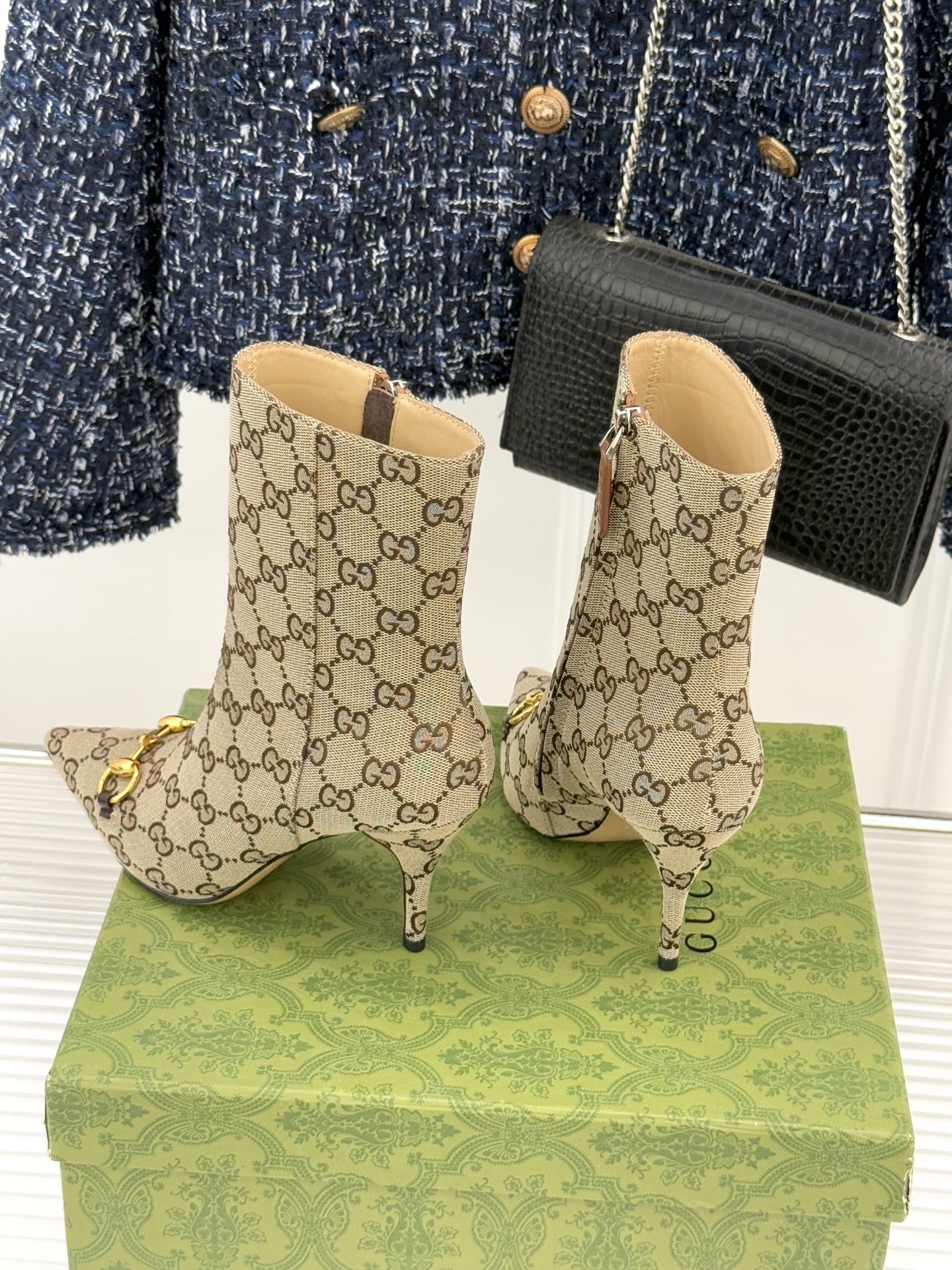 Gucci/古驰25WF新品马衔扣尖头侧拉链高跟短靴它以标志性的马衔扣为点睛之笔彰显着品牌深厚的马术传承