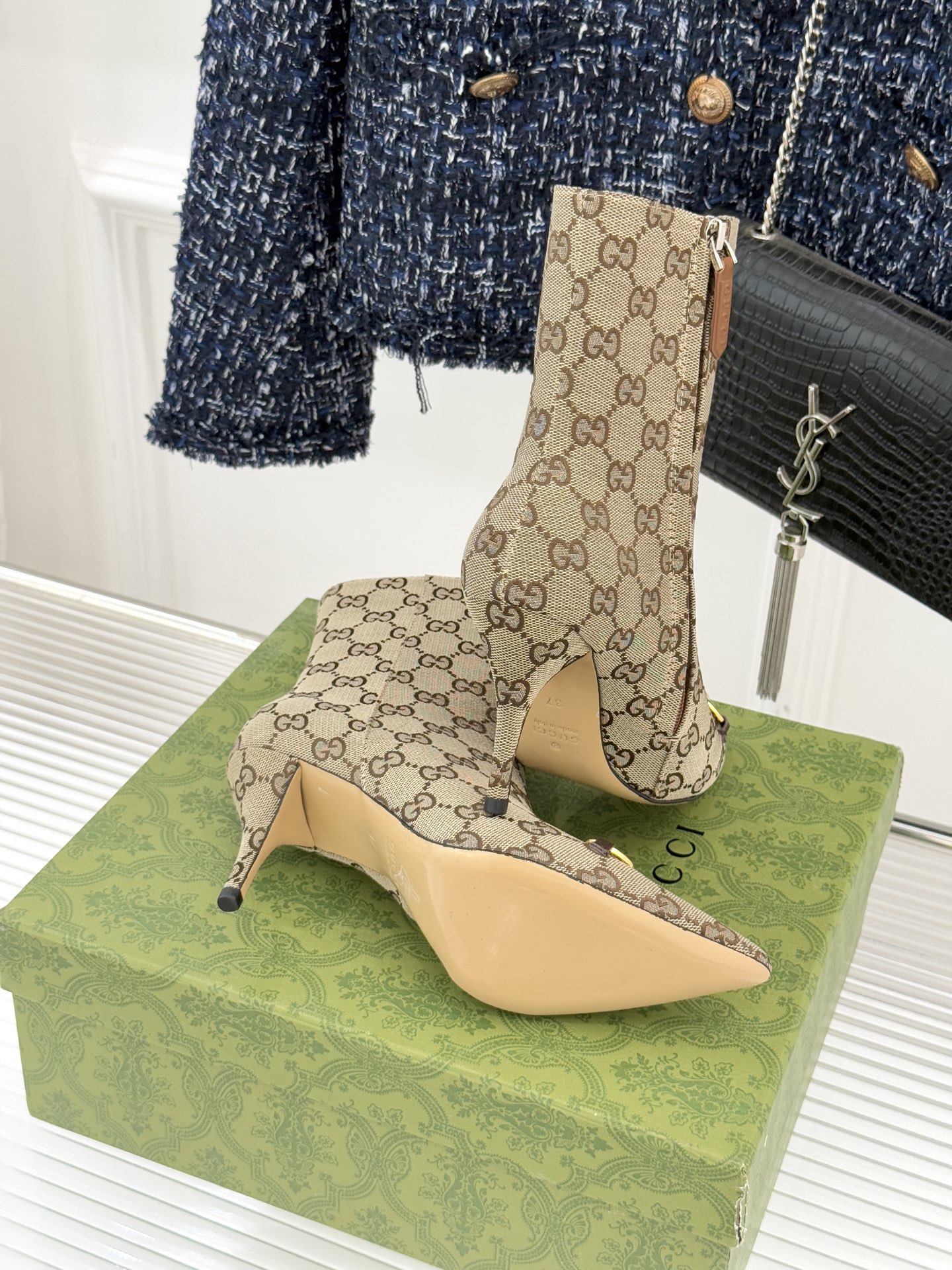 Gucci/古驰25WF新品马衔扣尖头侧拉链高跟短靴它以标志性的马衔扣为点睛之笔彰显着品牌深厚的马术传承