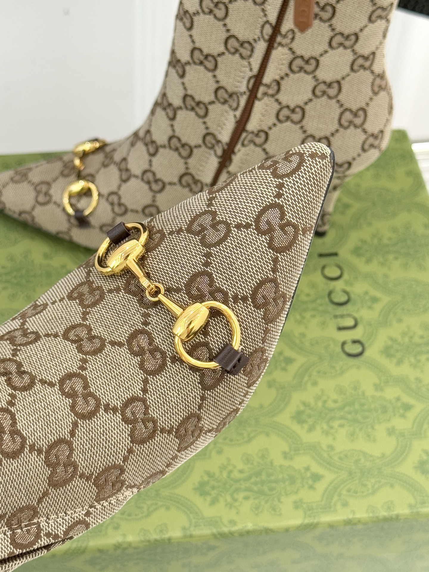 Gucci/古驰25WF新品马衔扣尖头侧拉链高跟短靴它以标志性的马衔扣为点睛之笔彰显着品牌深厚的马术传承