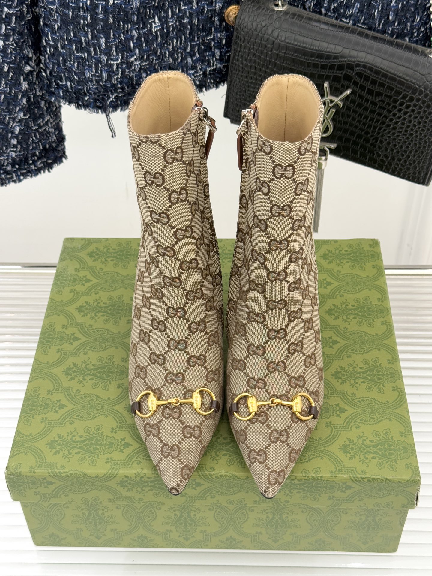 Gucci/古驰25WF新品马衔扣尖头侧拉链高跟短靴它以标志性的马衔扣为点睛之笔彰显着品牌深厚的马术传承