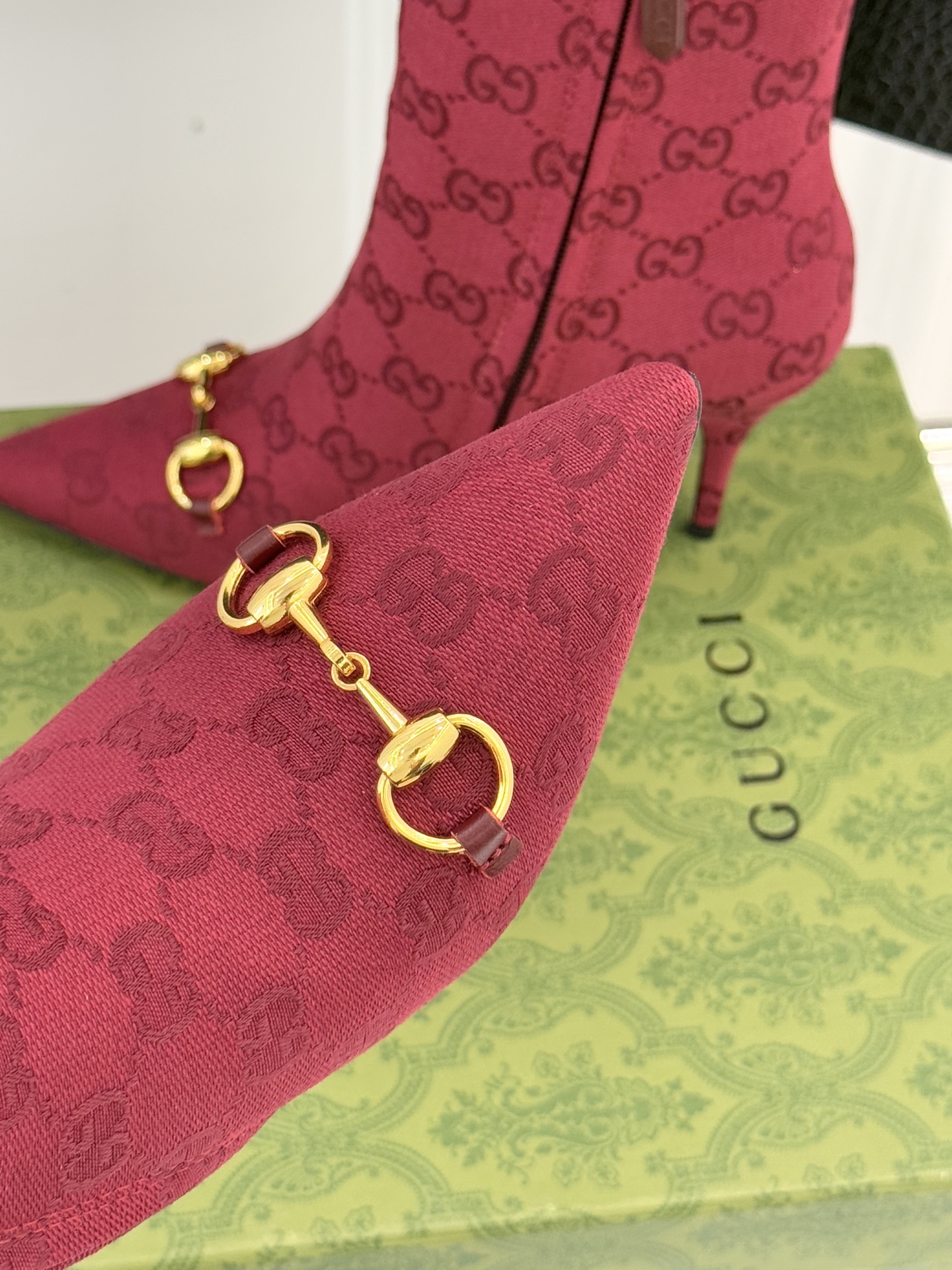 Gucci/古驰25WF新品马衔扣尖头侧拉链高跟短靴它以标志性的马衔扣为点睛之笔彰显着品牌深厚的马术传承