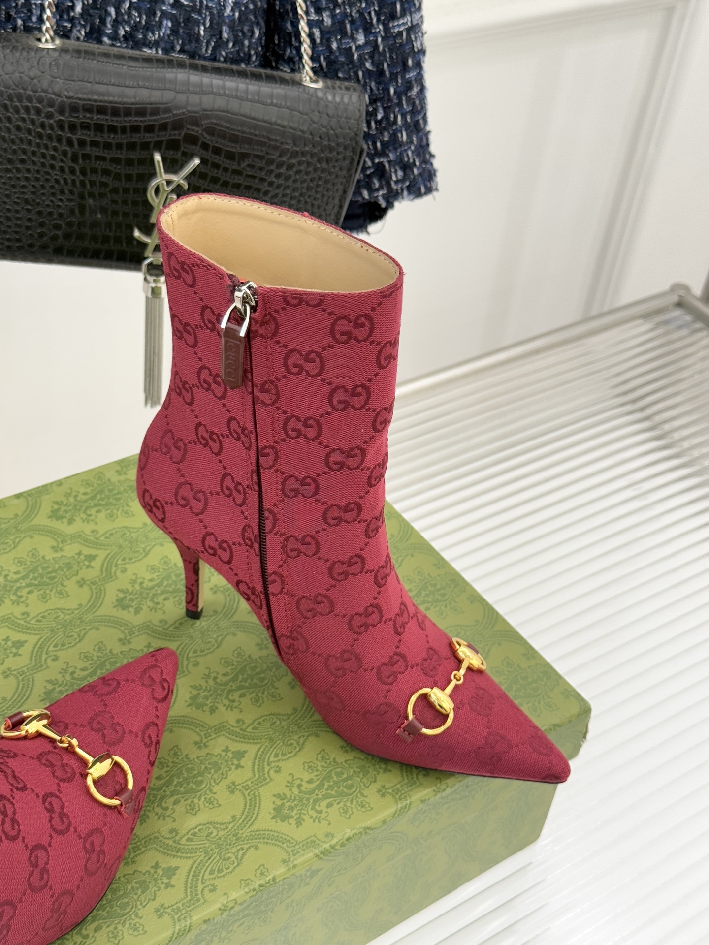 Gucci/古驰25WF新品马衔扣尖头侧拉链高跟短靴它以标志性的马衔扣为点睛之笔彰显着品牌深厚的马术传承