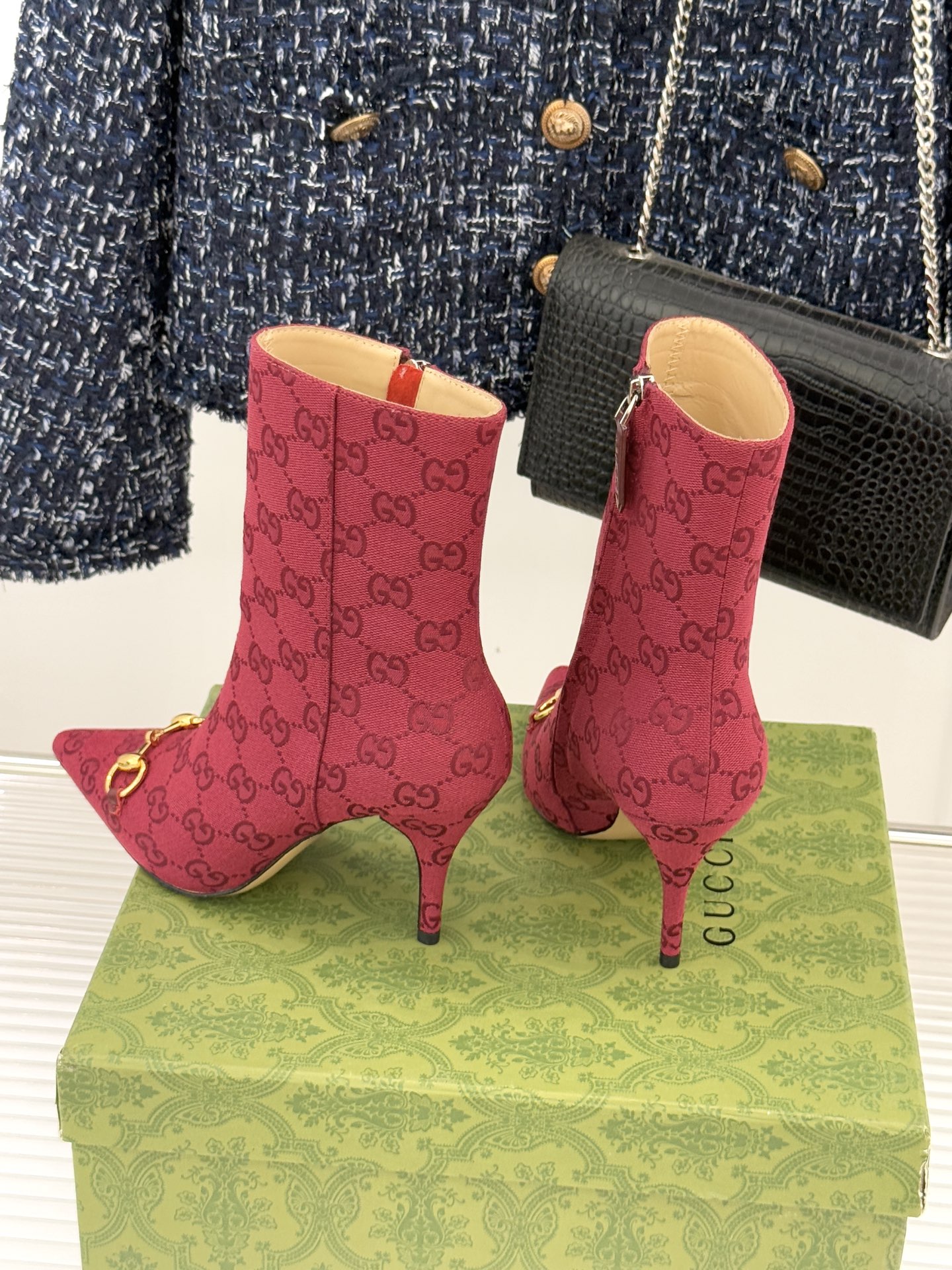 Gucci/古驰25WF新品马衔扣尖头侧拉链高跟短靴它以标志性的马衔扣为点睛之笔彰显着品牌深厚的马术传承