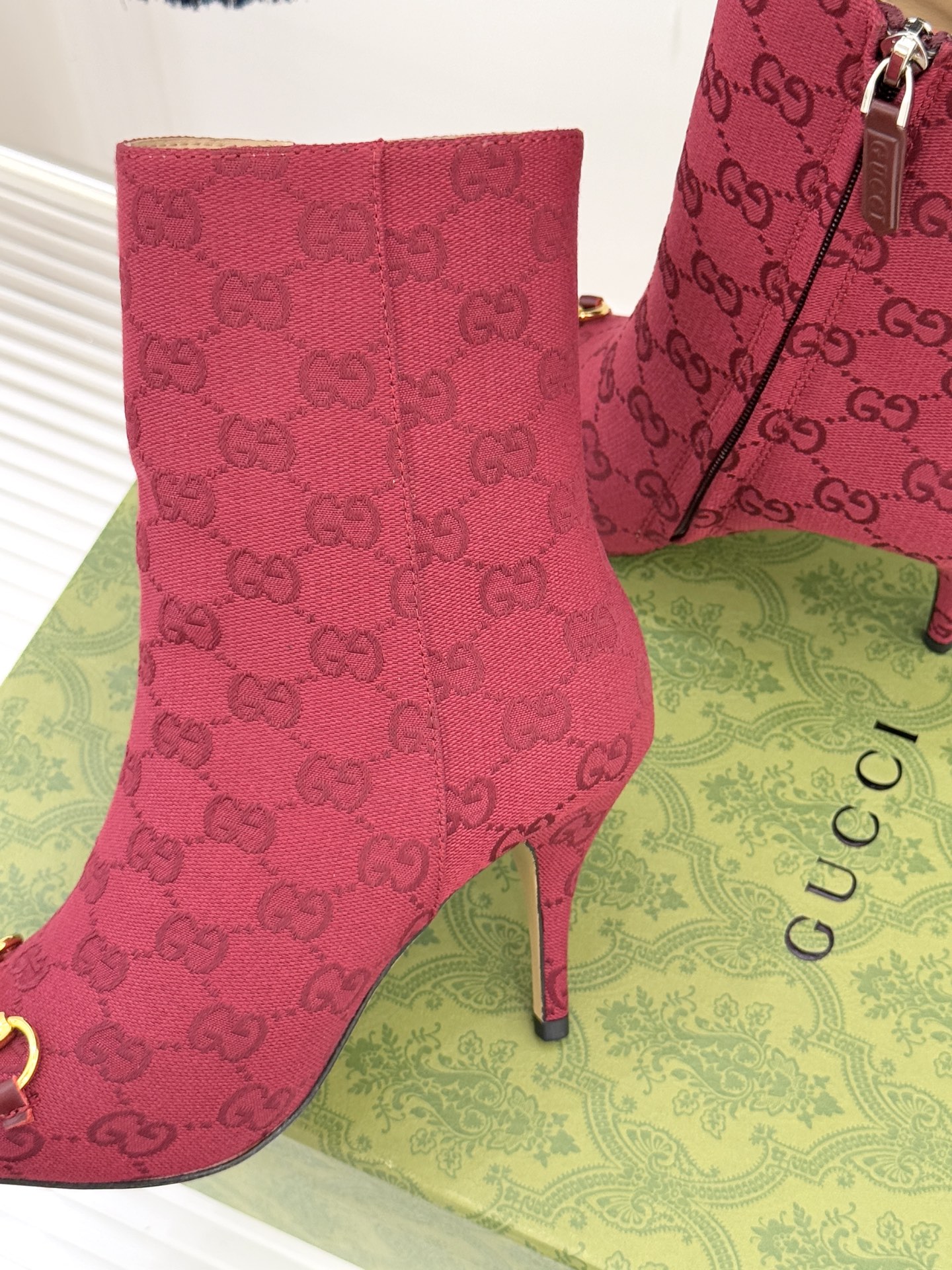 Gucci/古驰25WF新品马衔扣尖头侧拉链高跟短靴它以标志性的马衔扣为点睛之笔彰显着品牌深厚的马术传承