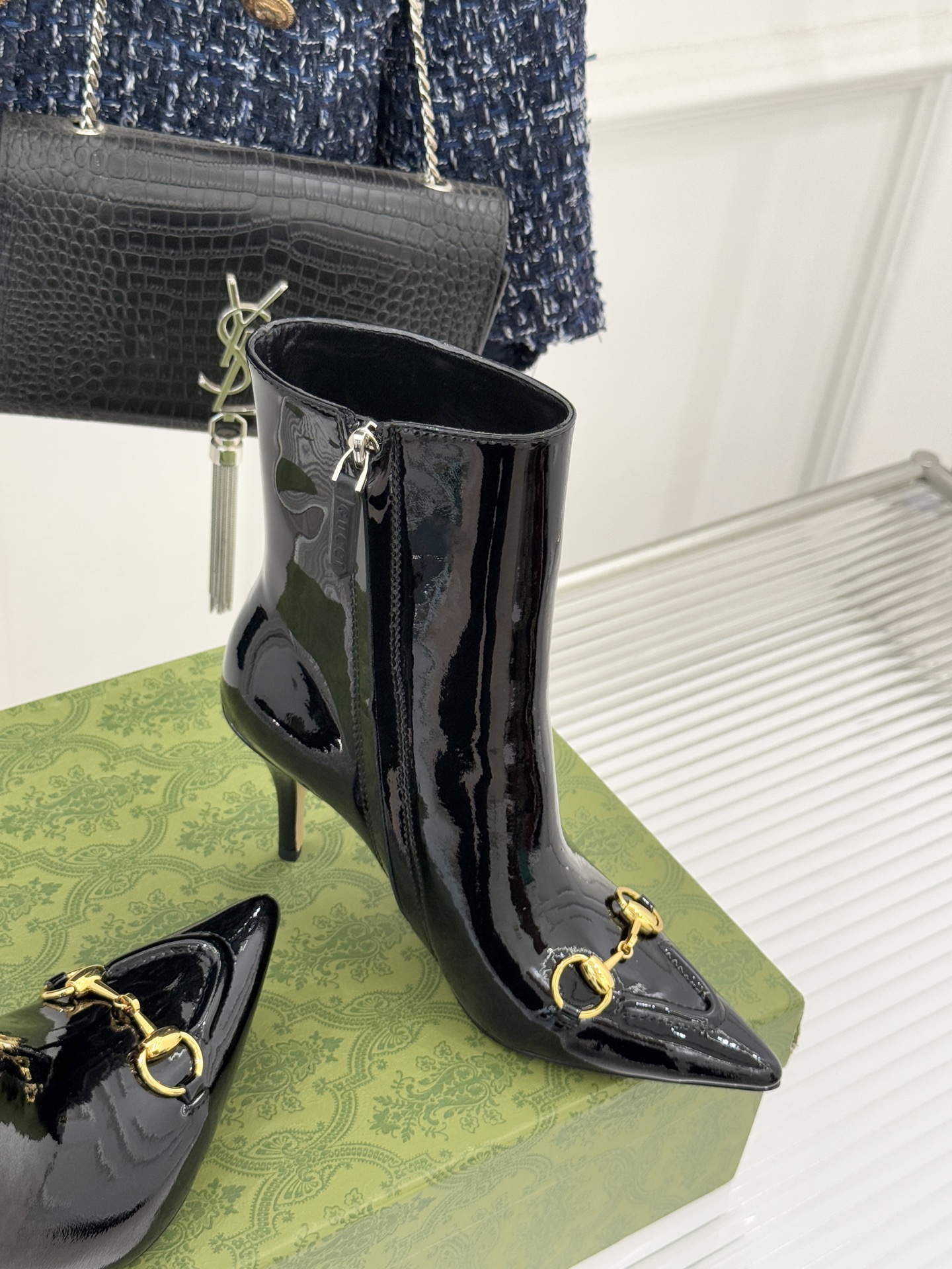 Gucci/古驰25WF新品马衔扣尖头侧拉链高跟短靴它以标志性的马衔扣为点睛之笔彰显着品牌深厚的马术传承