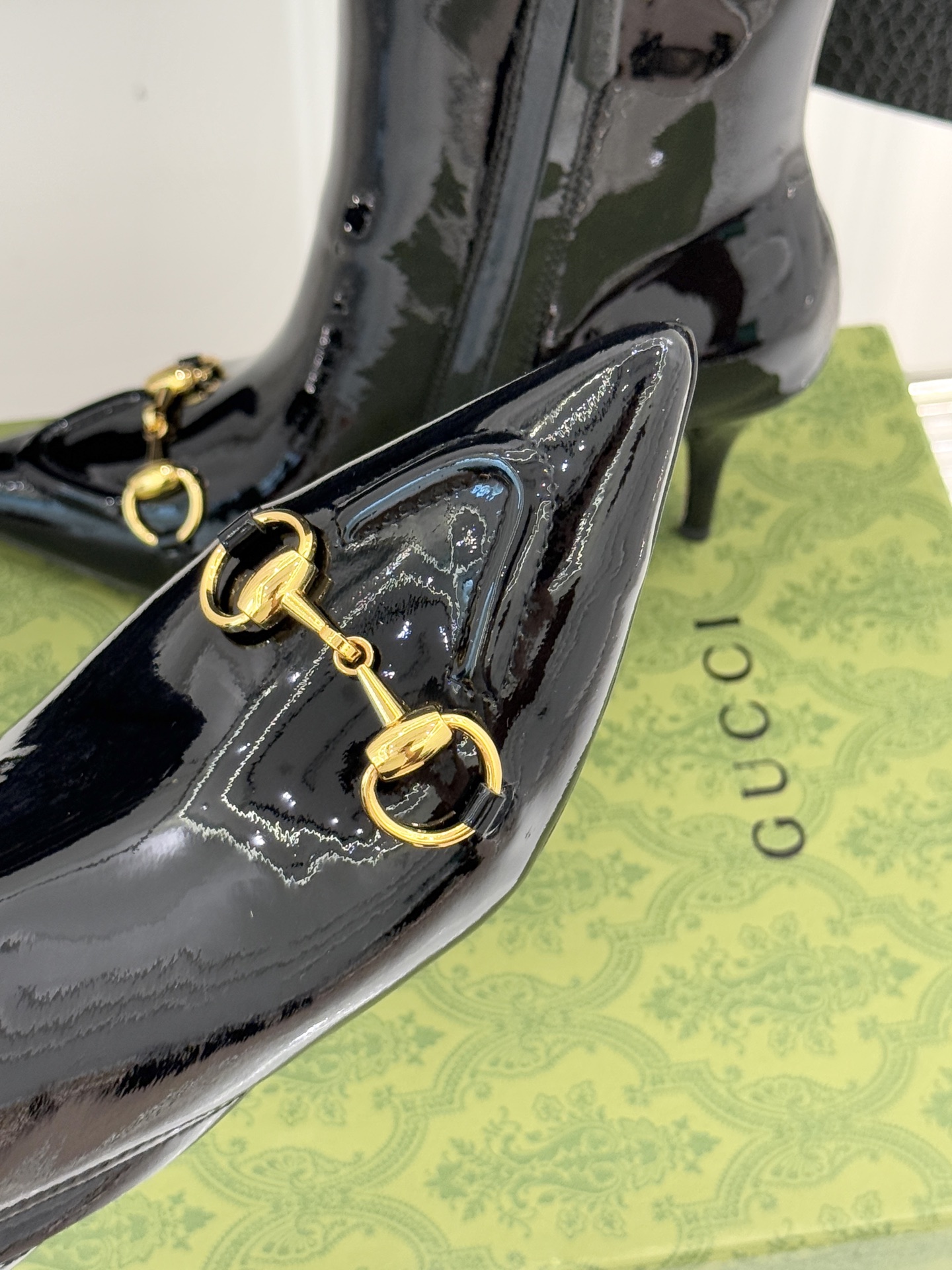 Gucci/古驰25WF新品马衔扣尖头侧拉链高跟短靴它以标志性的马衔扣为点睛之笔彰显着品牌深厚的马术传承