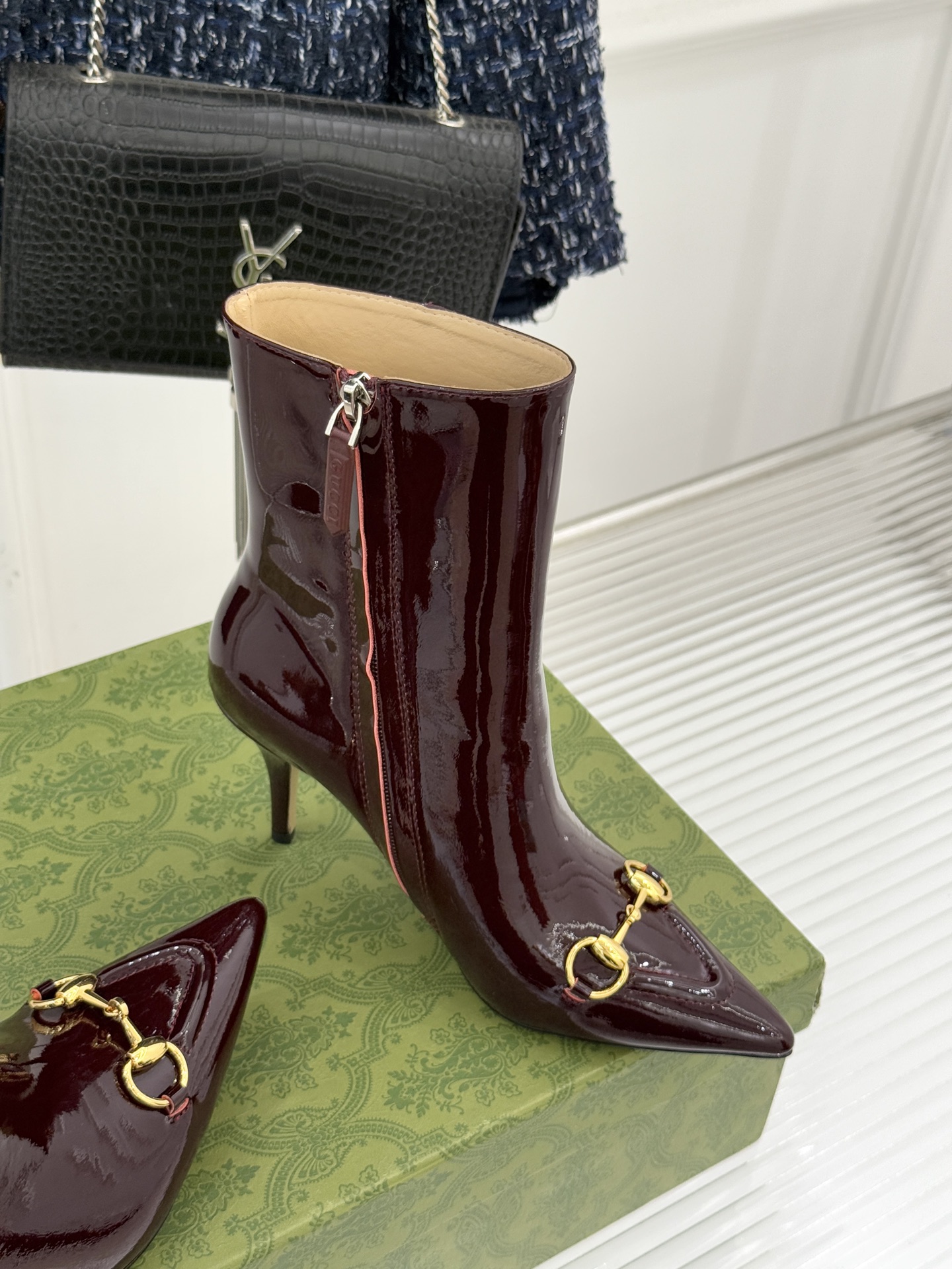 Gucci/古驰25WF新品马衔扣尖头侧拉链高跟短靴它以标志性的马衔扣为点睛之笔彰显着品牌深厚的马术传承