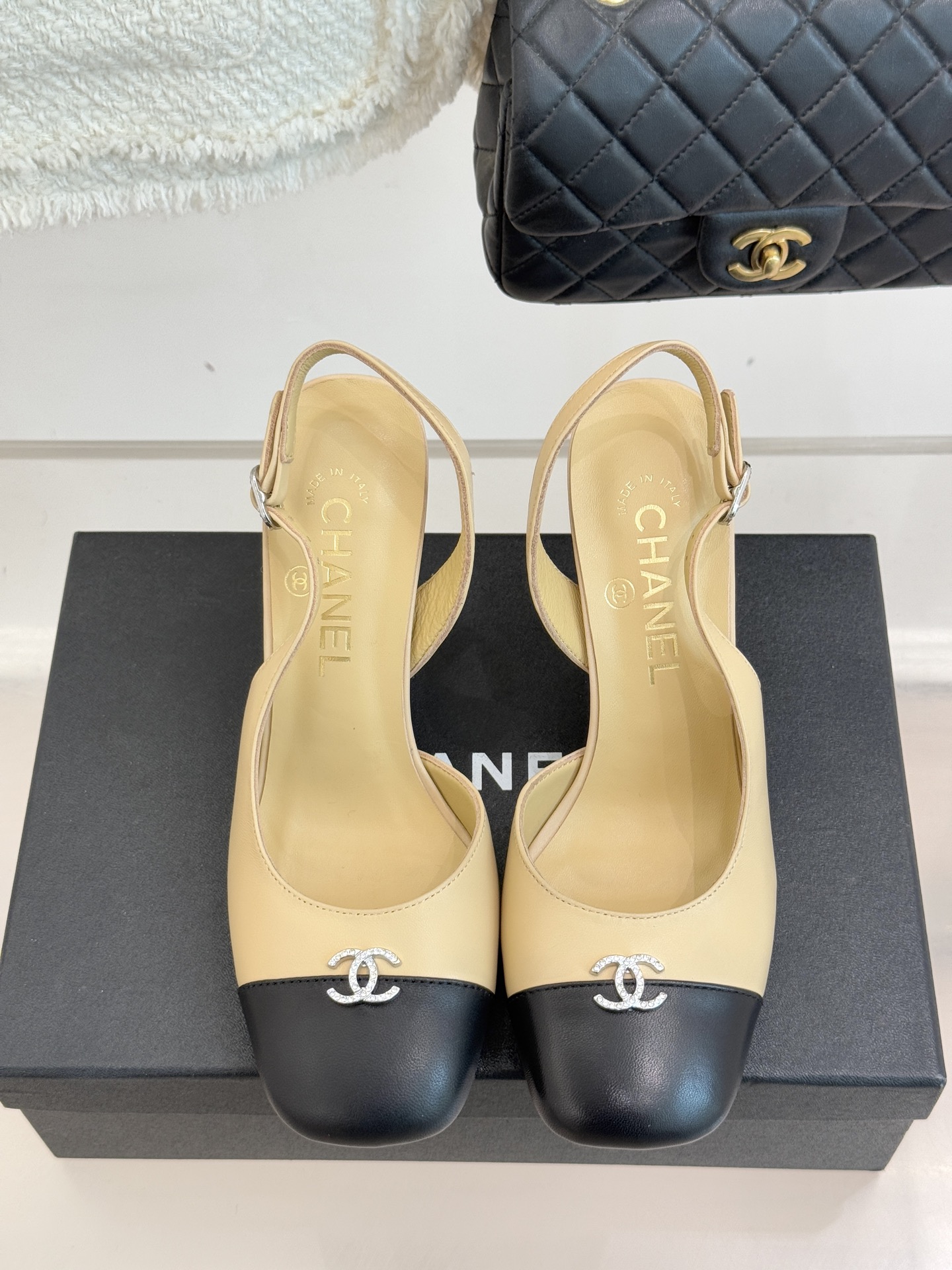 CHANE*｜小香25K拼色双C粗跟凉鞋当拼色灵感邂逅小香标志性元素这款凉鞋就成为夏日优雅代名词双C标志