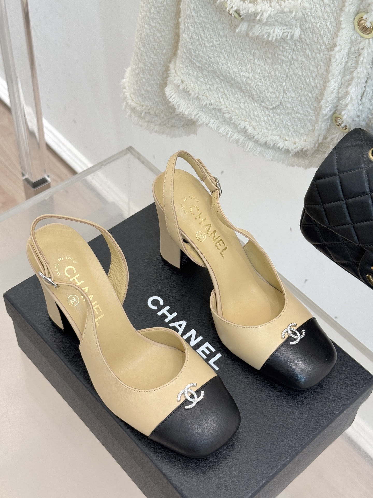 CHANE*｜小香25K拼色双C粗跟凉鞋当拼色灵感邂逅小香标志性元素这款凉鞋就成为夏日优雅代名词双C标志