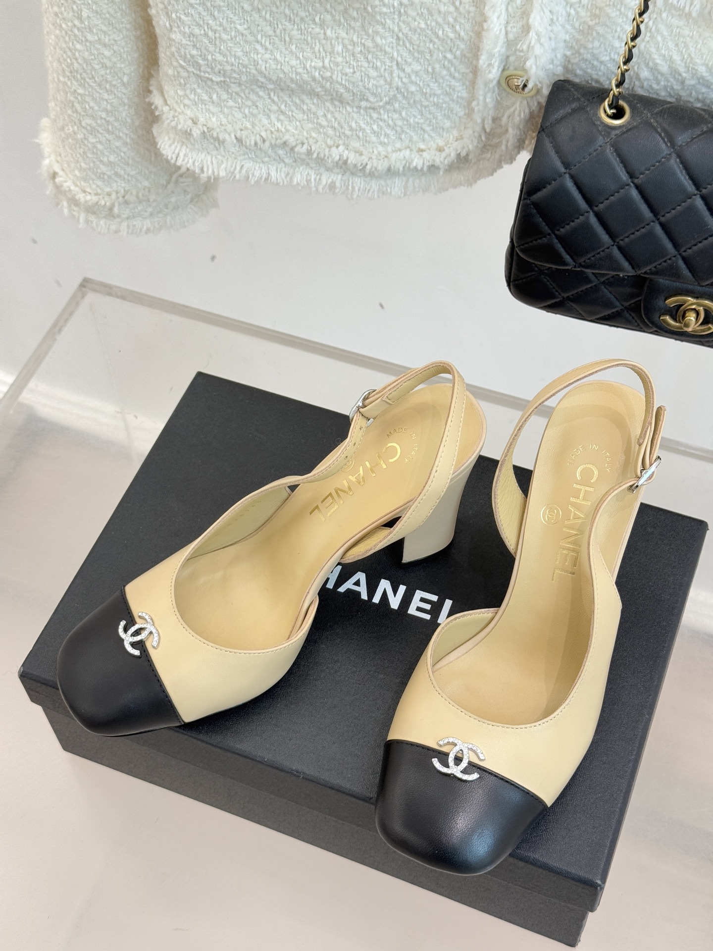 CHANE*｜小香25K拼色双C粗跟凉鞋当拼色灵感邂逅小香标志性元素这款凉鞋就成为夏日优雅代名词双C标志