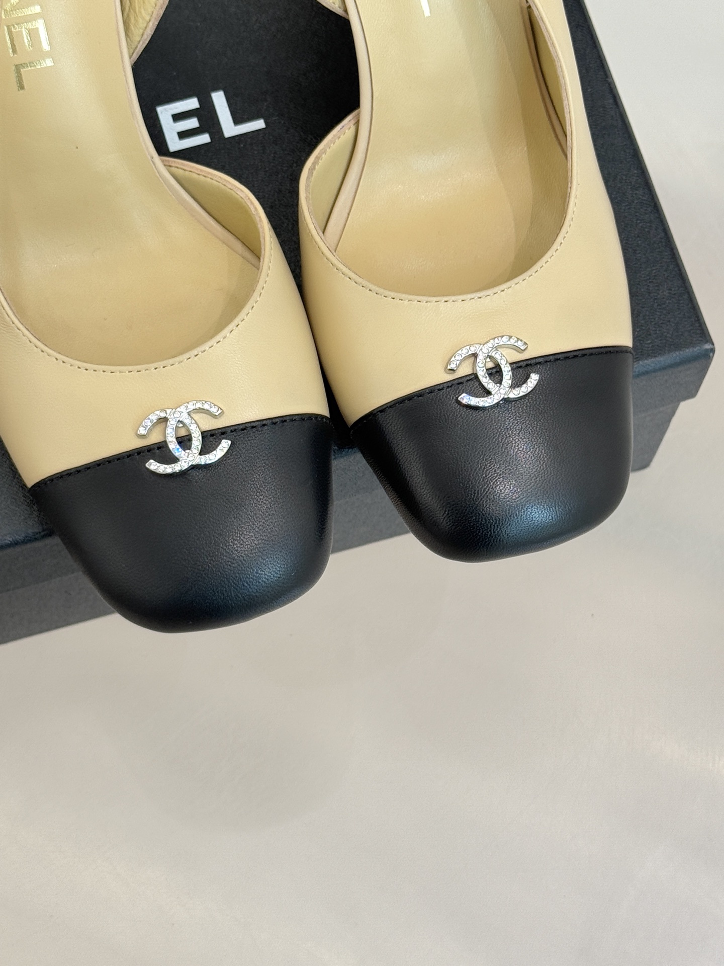 CHANE*｜小香25K拼色双C粗跟凉鞋当拼色灵感邂逅小香标志性元素这款凉鞋就成为夏日优雅代名词双C标志