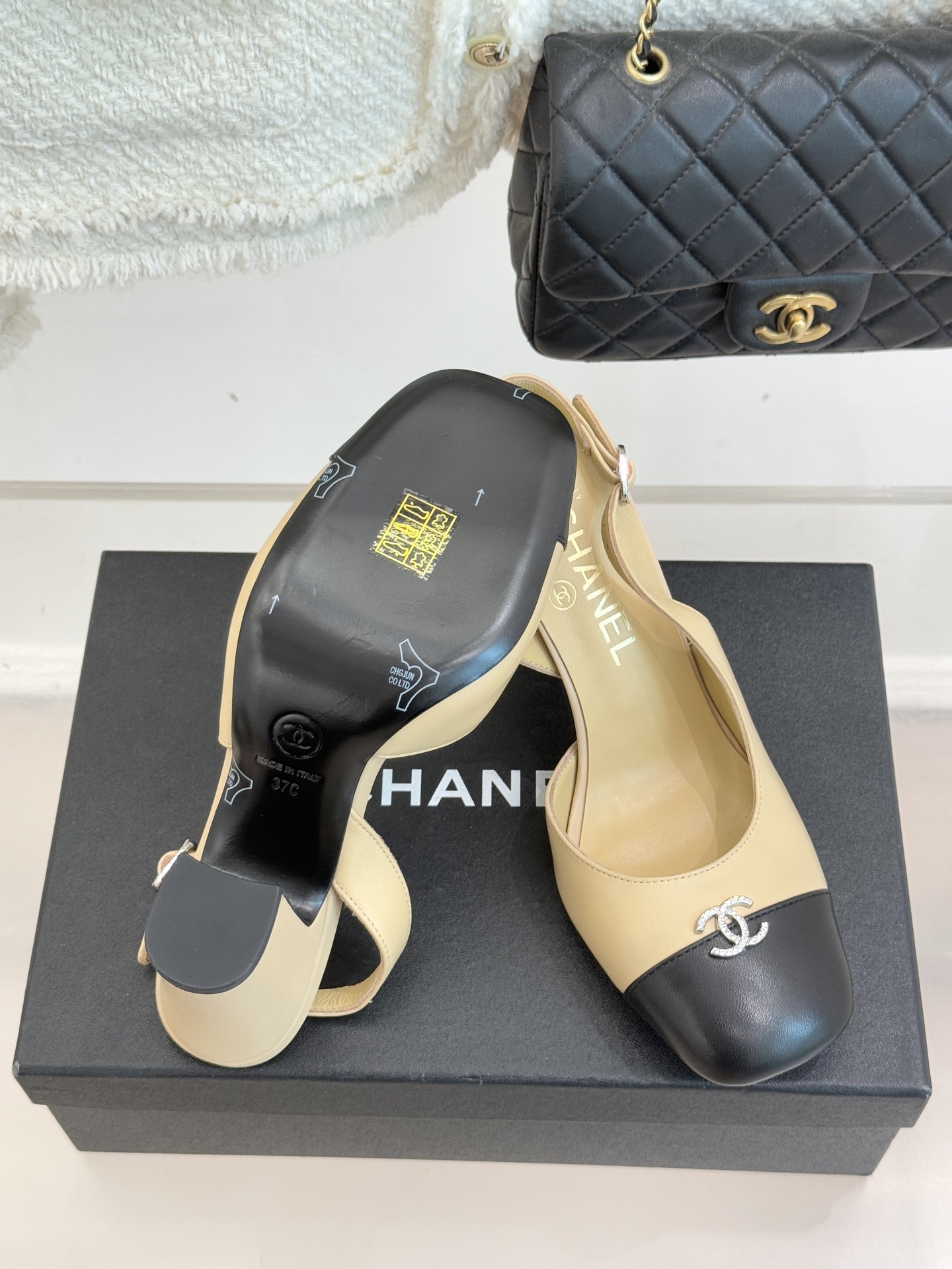 CHANE*｜小香25K拼色双C粗跟凉鞋当拼色灵感邂逅小香标志性元素这款凉鞋就成为夏日优雅代名词双C标志