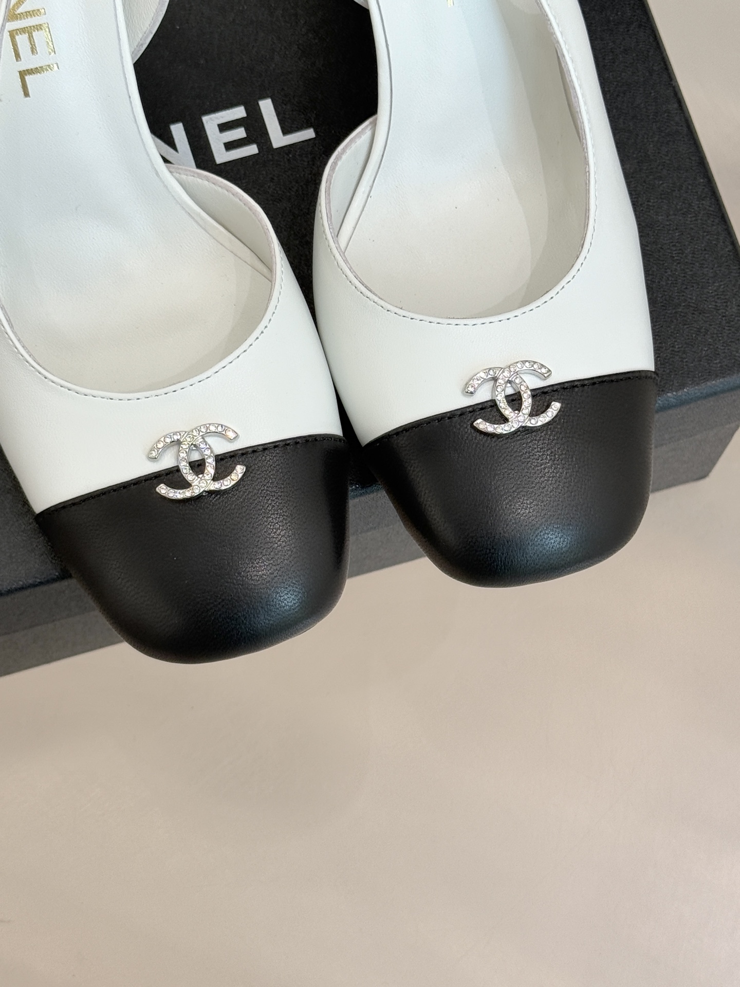 CHANE*｜小香25K拼色双C粗跟凉鞋当拼色灵感邂逅小香标志性元素这款凉鞋就成为夏日优雅代名词双C标志