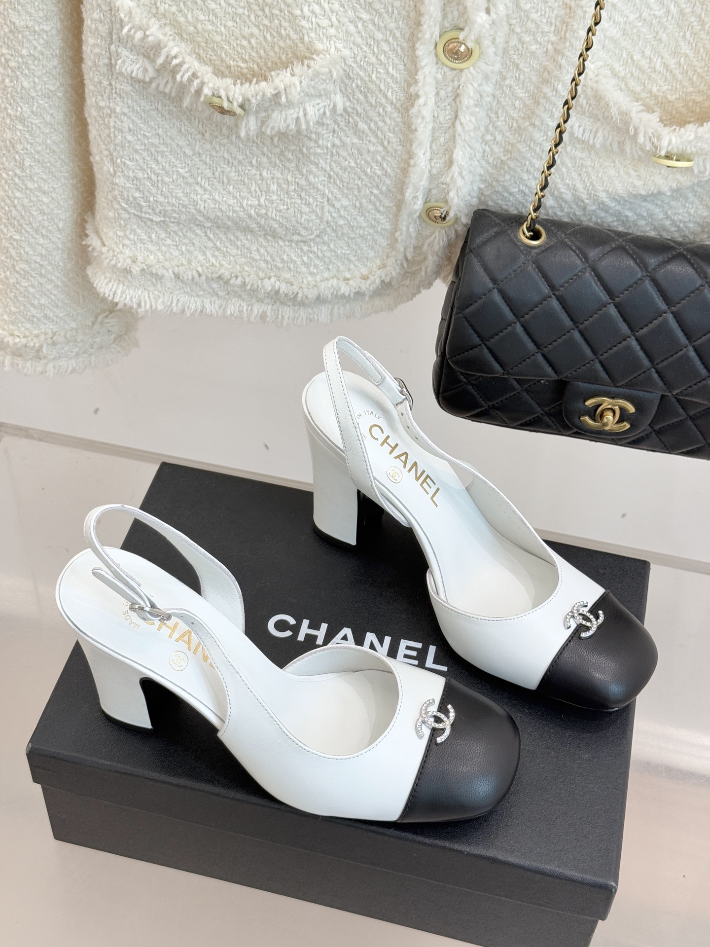 CHANE*｜小香25K拼色双C粗跟凉鞋当拼色灵感邂逅小香标志性元素这款凉鞋就成为夏日优雅代名词双C标志