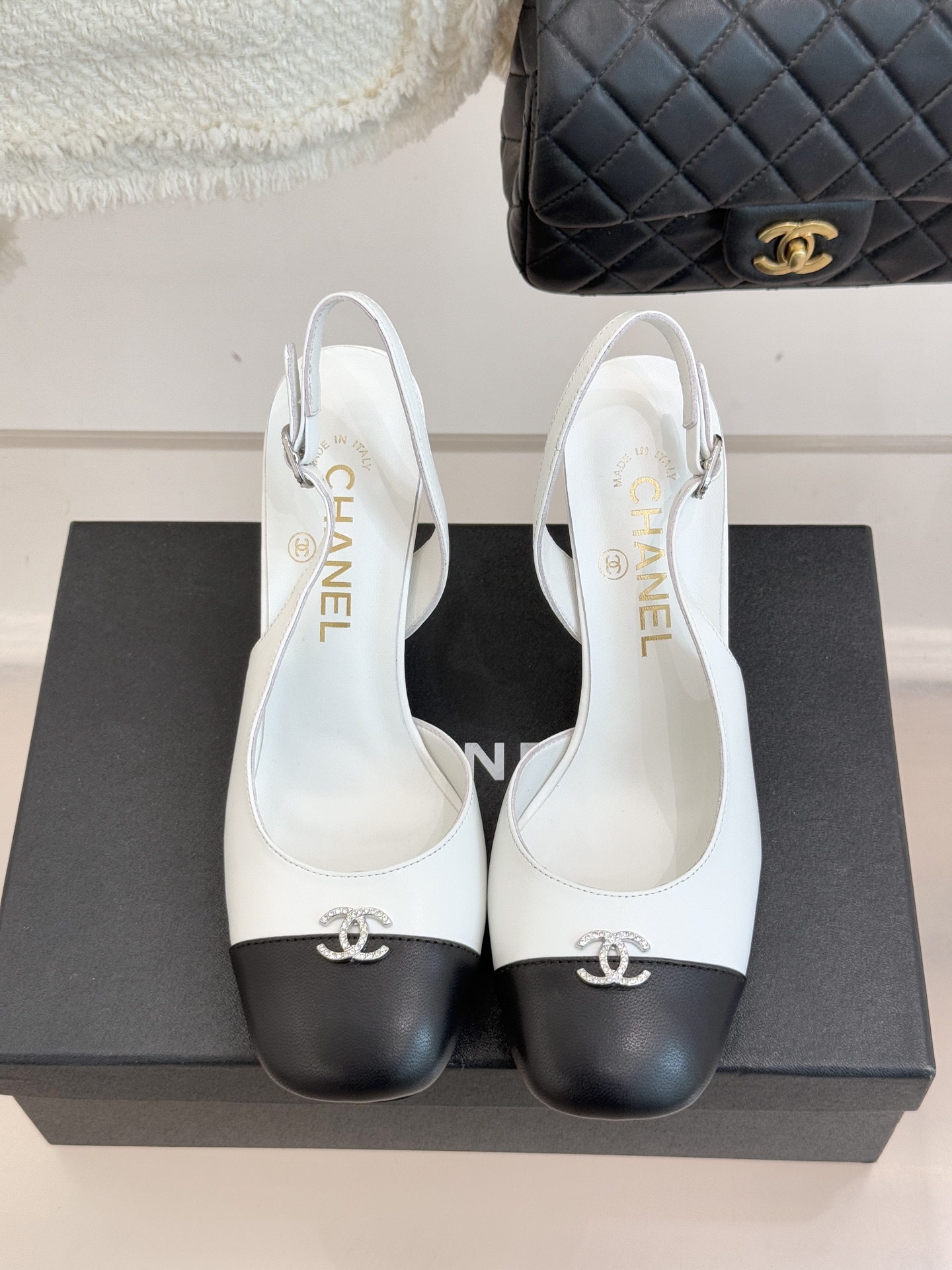 CHANE*｜小香25K拼色双C粗跟凉鞋当拼色灵感邂逅小香标志性元素这款凉鞋就成为夏日优雅代名词双C标志