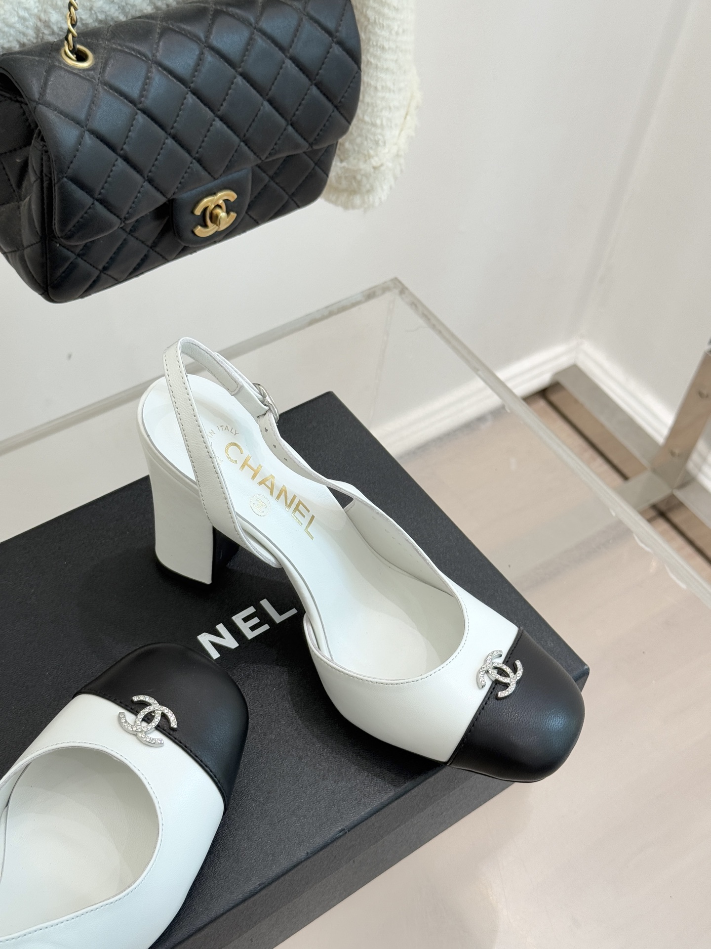 CHANE*｜小香25K拼色双C粗跟凉鞋当拼色灵感邂逅小香标志性元素这款凉鞋就成为夏日优雅代名词双C标志