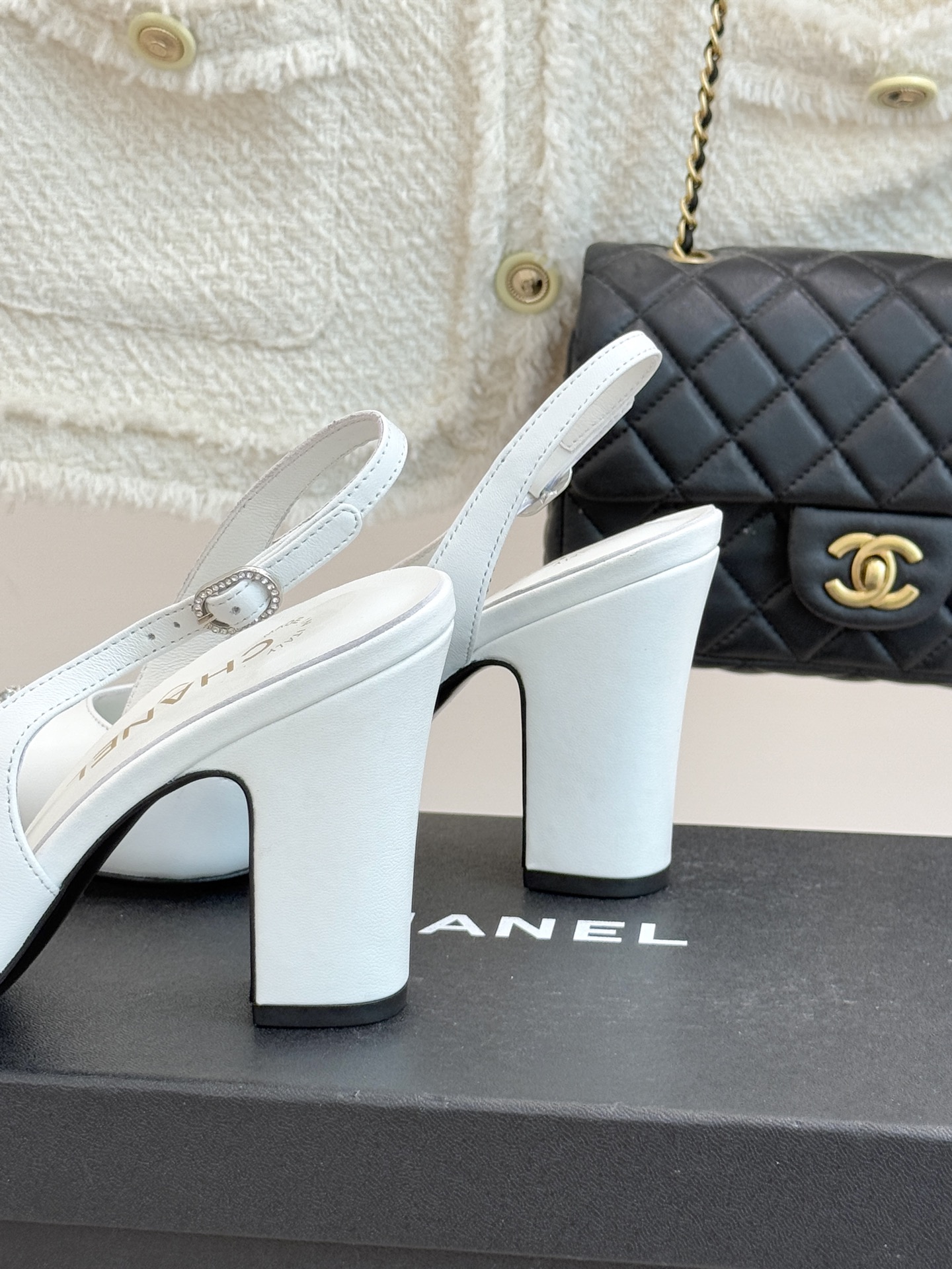 CHANE*｜小香25K拼色双C粗跟凉鞋当拼色灵感邂逅小香标志性元素这款凉鞋就成为夏日优雅代名词双C标志