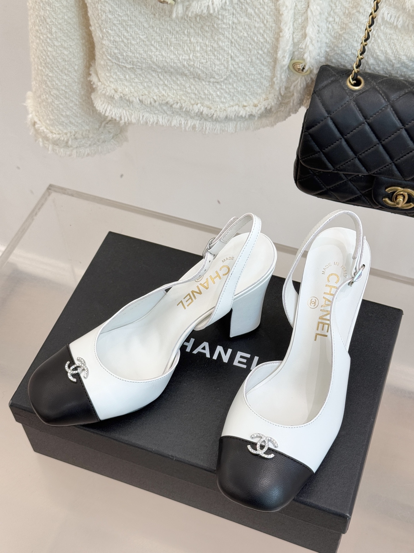 CHANE*｜小香25K拼色双C粗跟凉鞋当拼色灵感邂逅小香标志性元素这款凉鞋就成为夏日优雅代名词双C标志