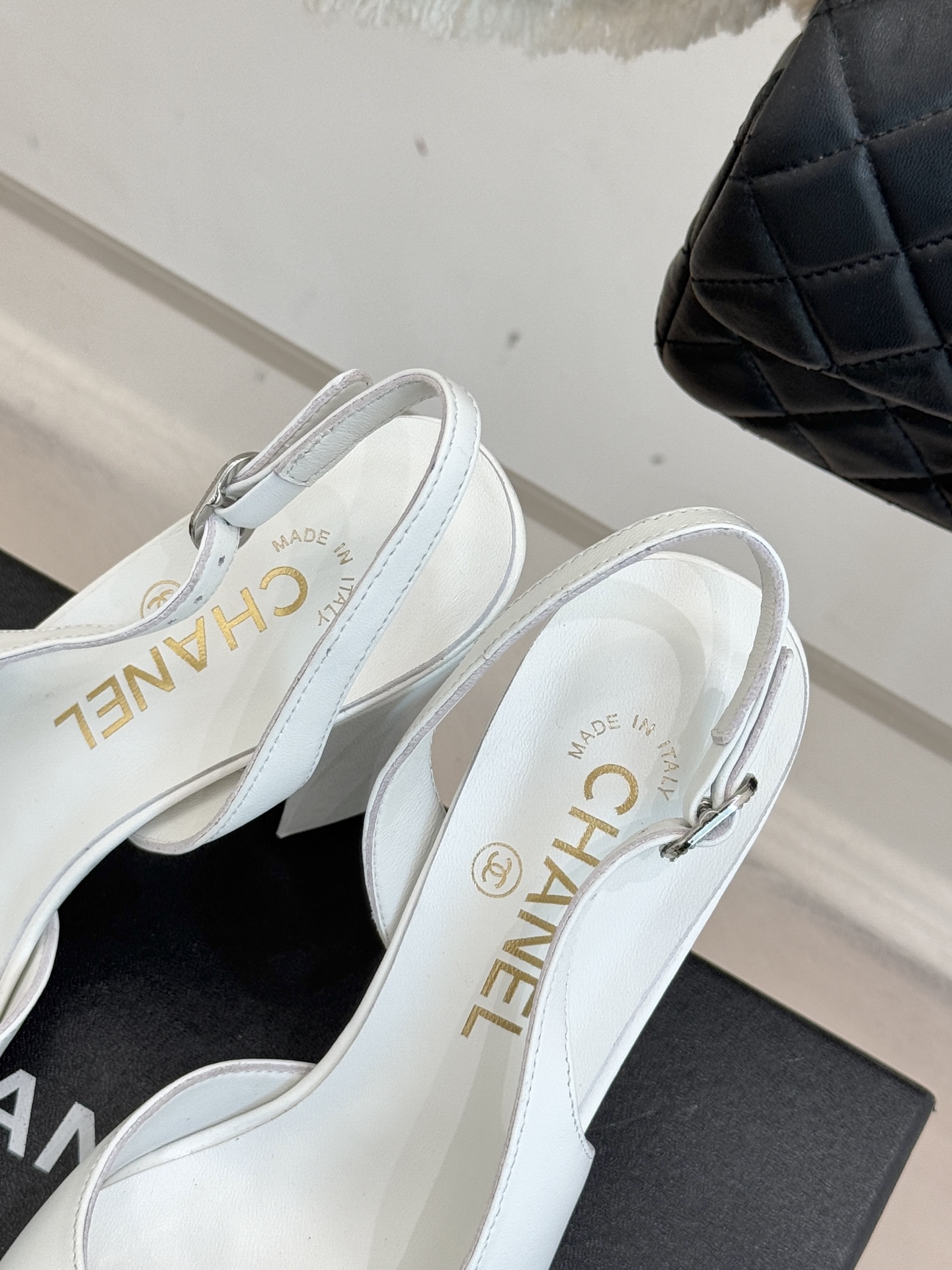 CHANE*｜小香25K拼色双C粗跟凉鞋当拼色灵感邂逅小香标志性元素这款凉鞋就成为夏日优雅代名词双C标志