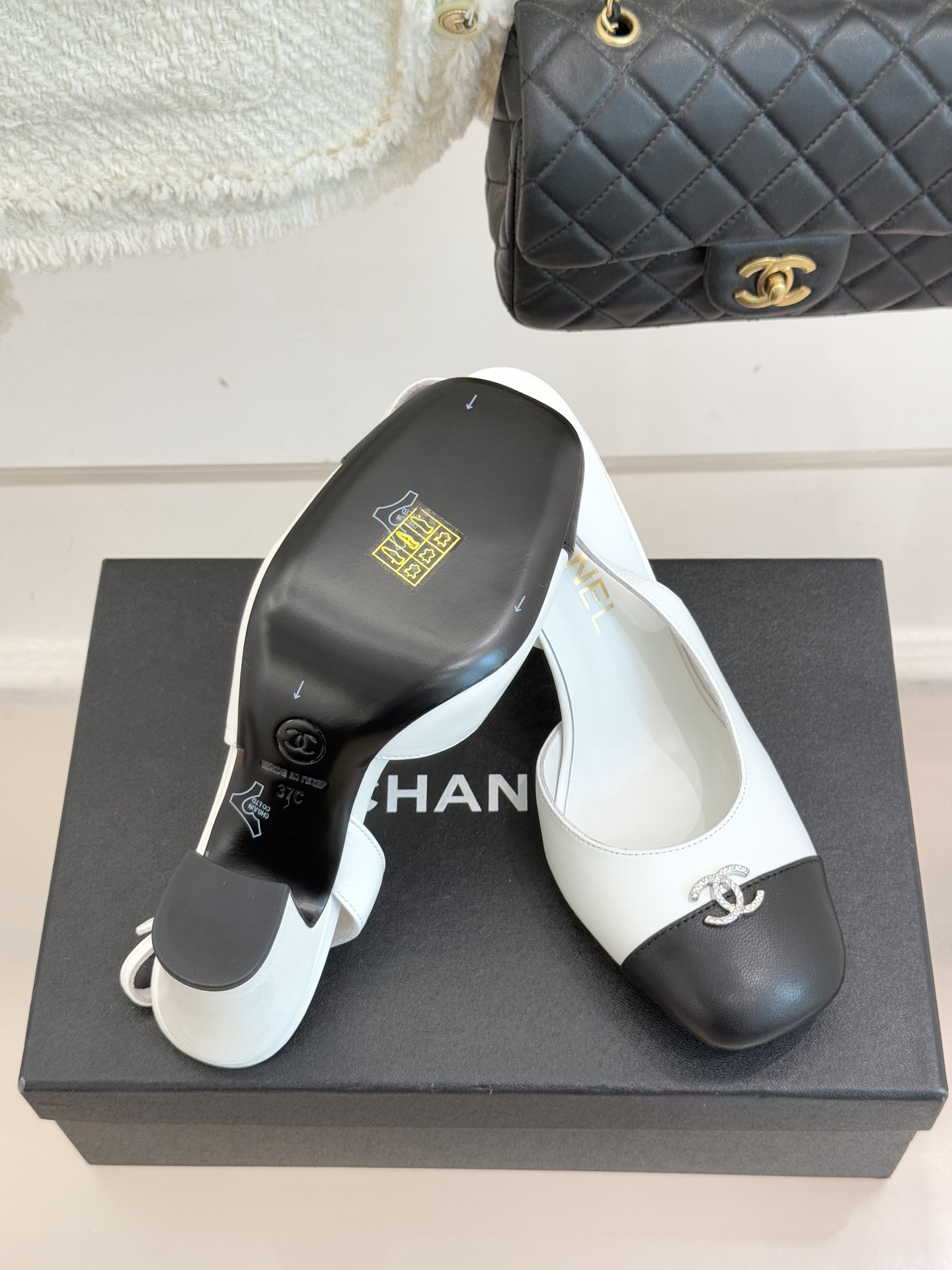 CHANE*｜小香25K拼色双C粗跟凉鞋当拼色灵感邂逅小香标志性元素这款凉鞋就成为夏日优雅代名词双C标志