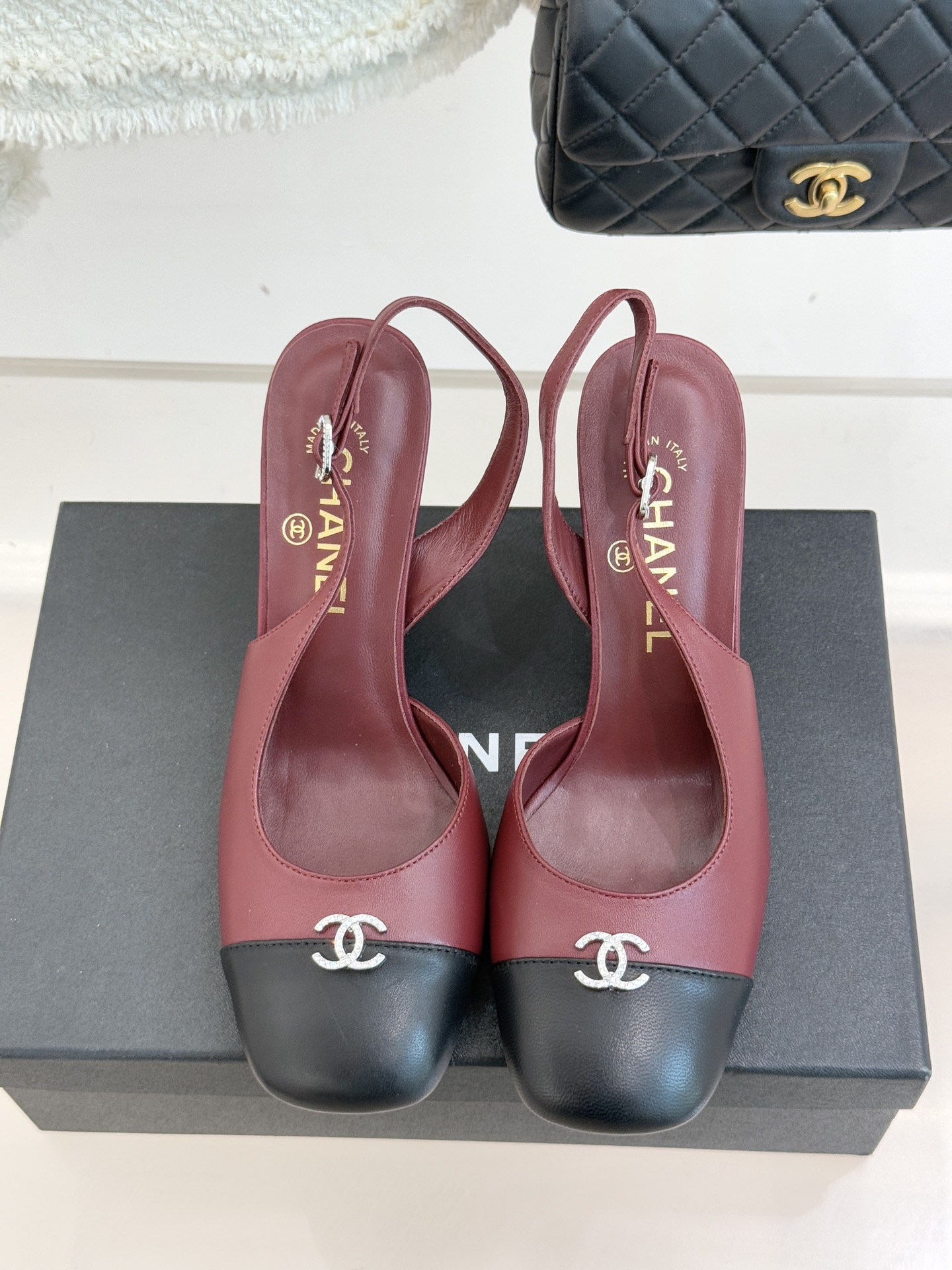 CHANE*｜小香25K拼色双C粗跟凉鞋当拼色灵感邂逅小香标志性元素这款凉鞋就成为夏日优雅代名词双C标志