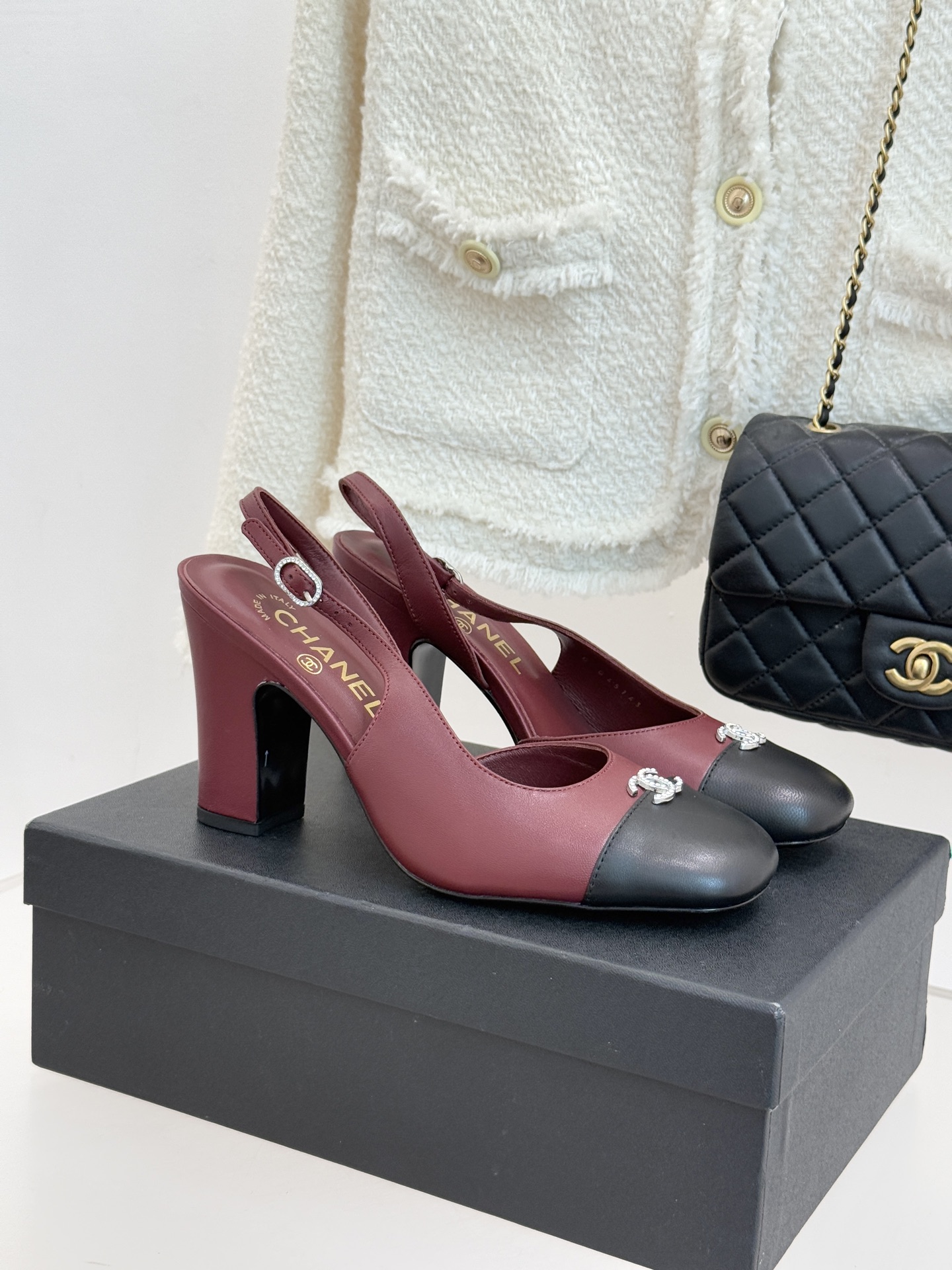 CHANE*｜小香25K拼色双C粗跟凉鞋当拼色灵感邂逅小香标志性元素这款凉鞋就成为夏日优雅代名词双C标志