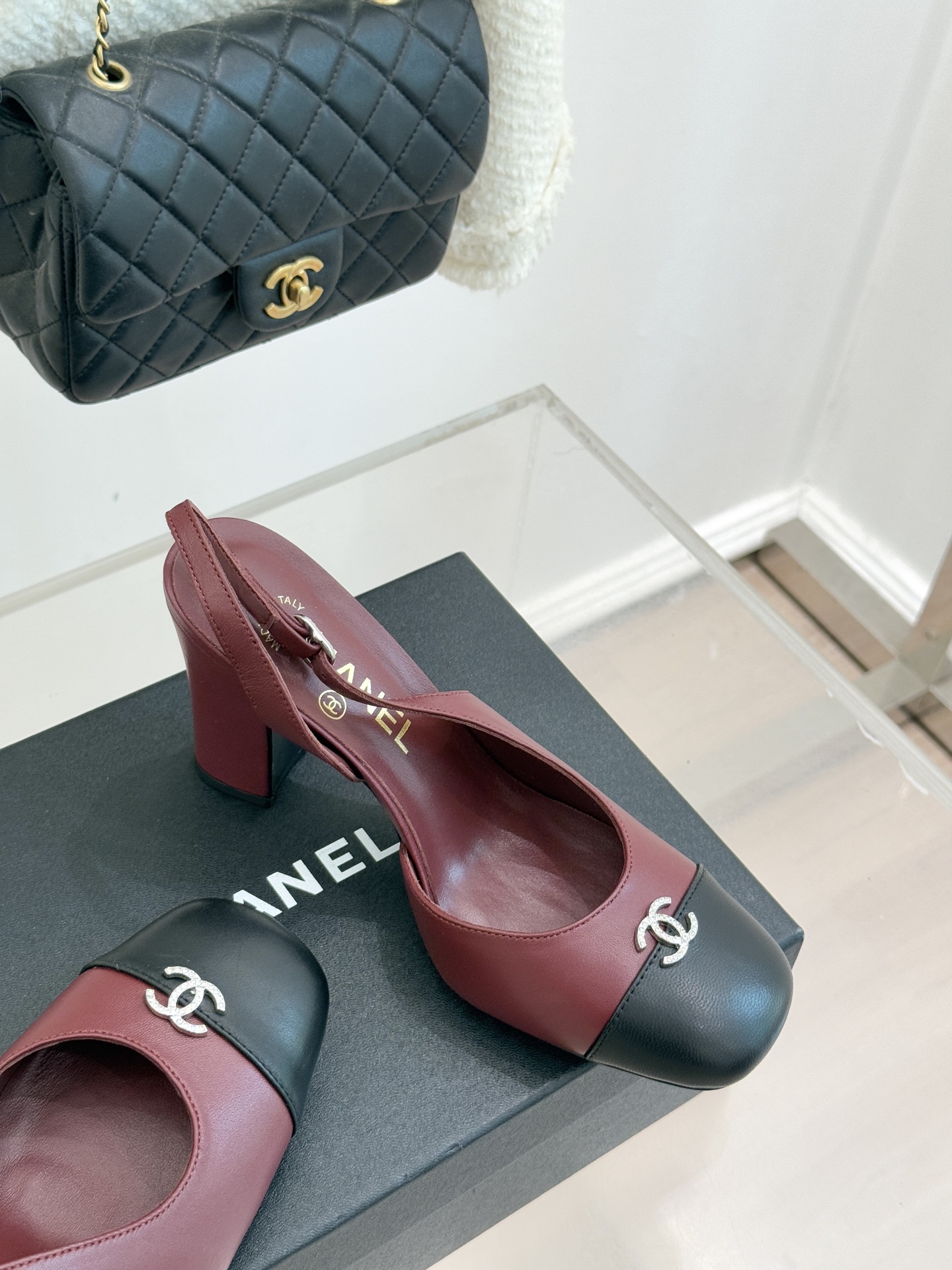 CHANE*｜小香25K拼色双C粗跟凉鞋当拼色灵感邂逅小香标志性元素这款凉鞋就成为夏日优雅代名词双C标志