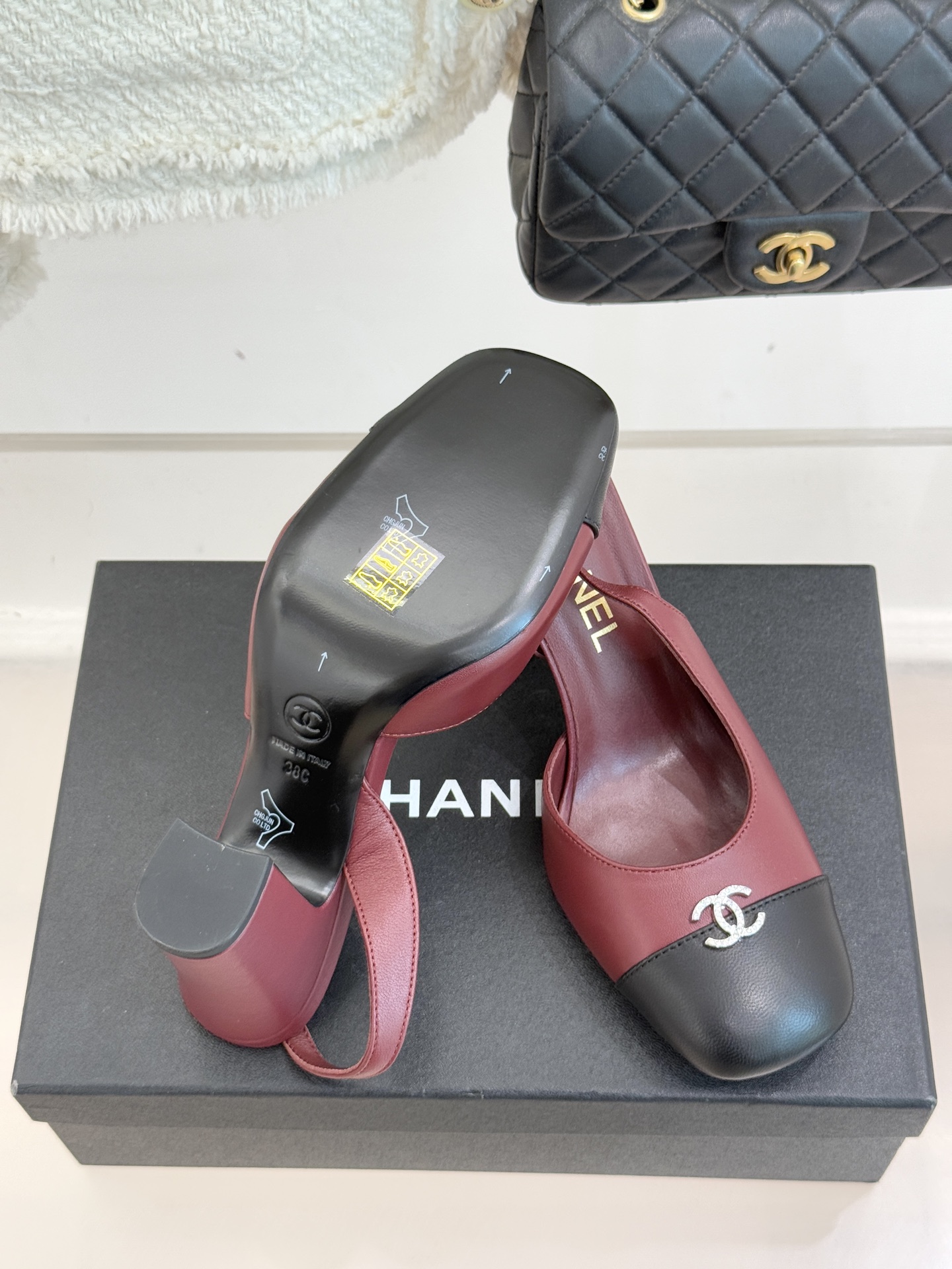 CHANE*｜小香25K拼色双C粗跟凉鞋当拼色灵感邂逅小香标志性元素这款凉鞋就成为夏日优雅代名词双C标志