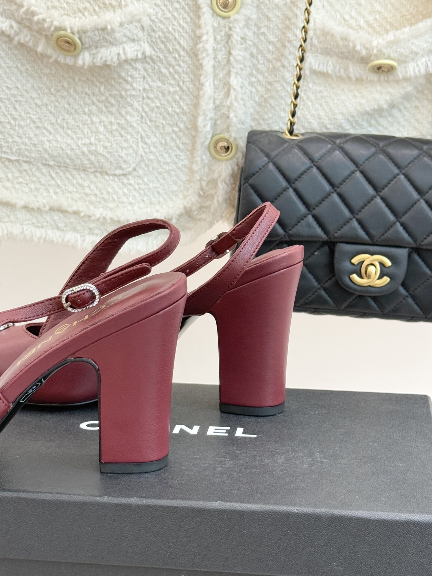 CHANE*｜小香25K拼色双C粗跟凉鞋当拼色灵感邂逅小香标志性元素这款凉鞋就成为夏日优雅代名词双C标志