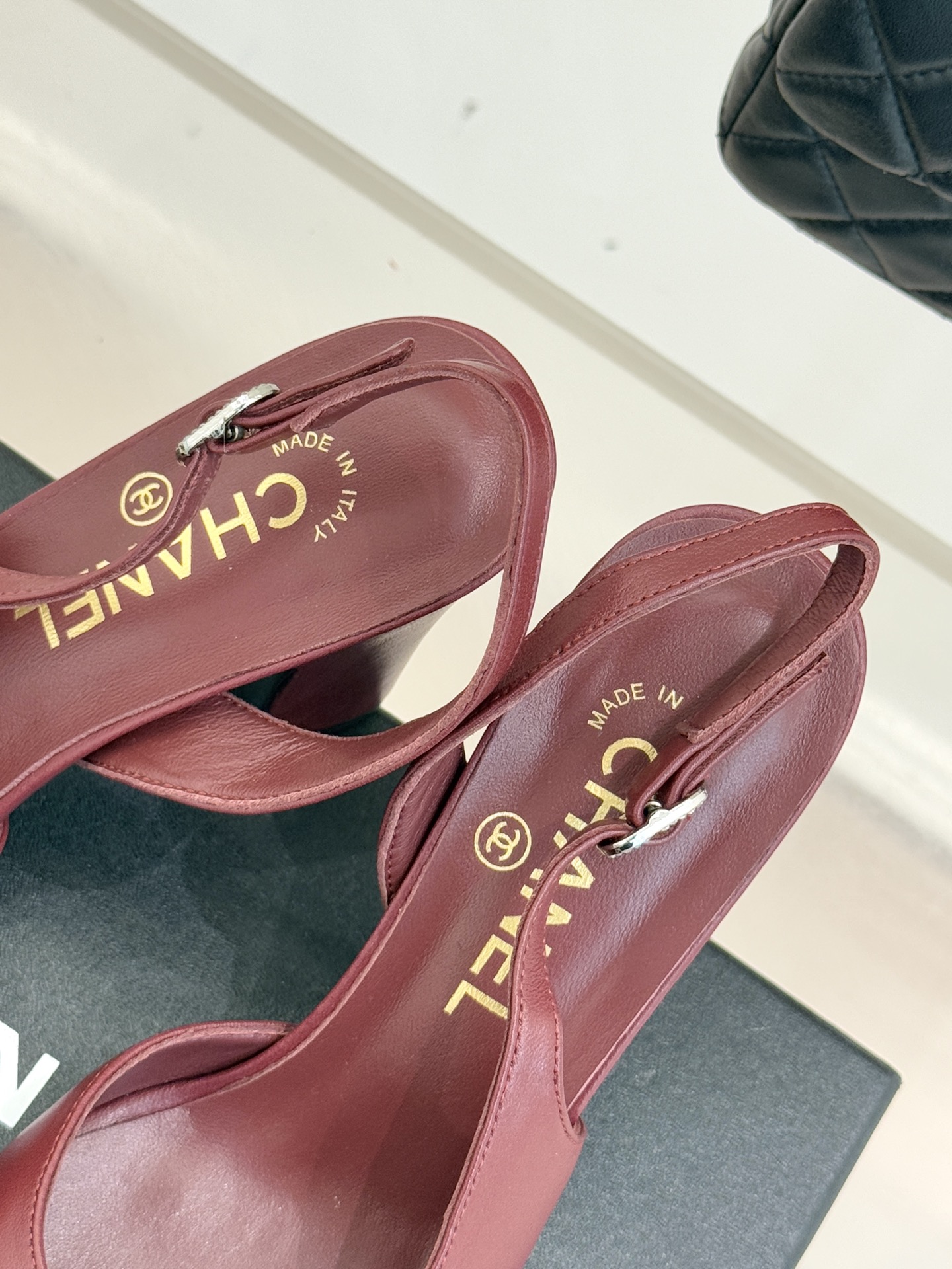 CHANE*｜小香25K拼色双C粗跟凉鞋当拼色灵感邂逅小香标志性元素这款凉鞋就成为夏日优雅代名词双C标志