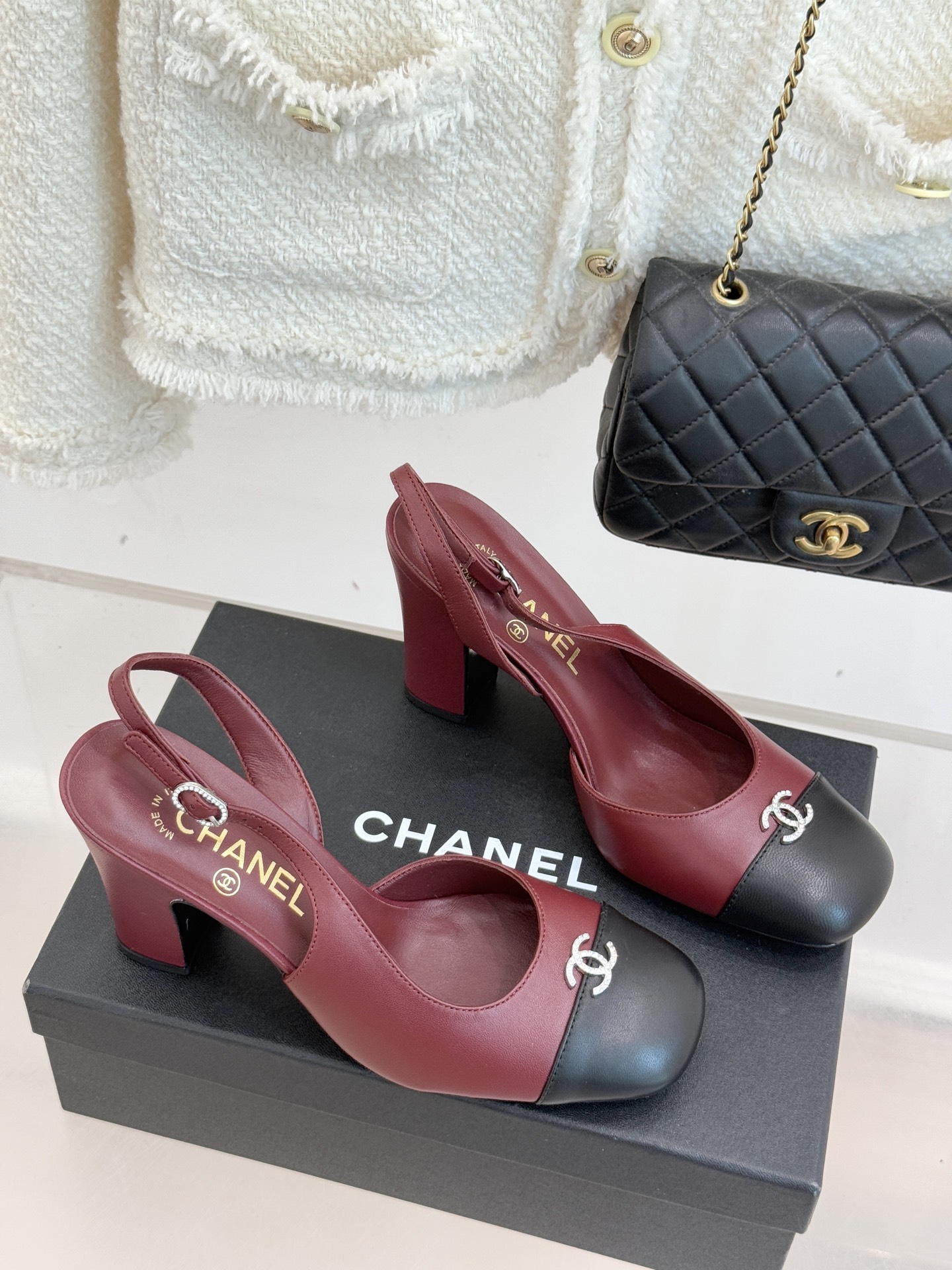 CHANE*｜小香25K拼色双C粗跟凉鞋当拼色灵感邂逅小香标志性元素这款凉鞋就成为夏日优雅代名词双C标志