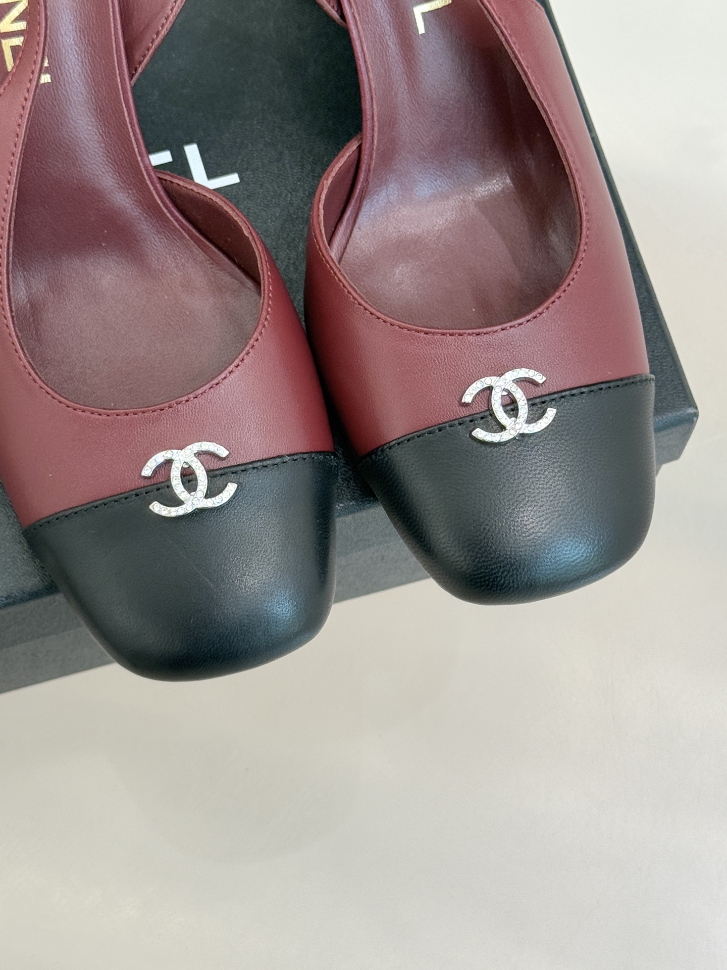 CHANE*｜小香25K拼色双C粗跟凉鞋当拼色灵感邂逅小香标志性元素这款凉鞋就成为夏日优雅代名词双C标志