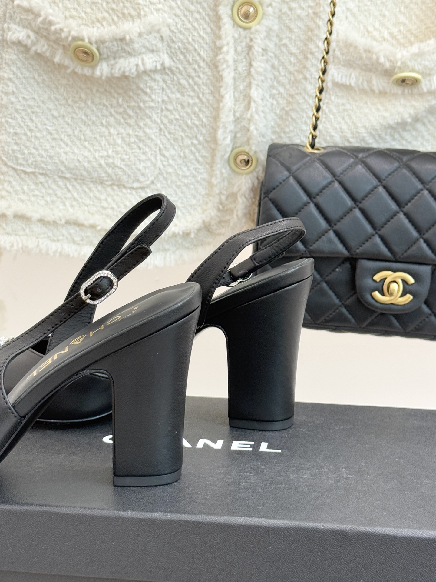 CHANE*｜小香25K拼色双C粗跟凉鞋当拼色灵感邂逅小香标志性元素这款凉鞋就成为夏日优雅代名词双C标志