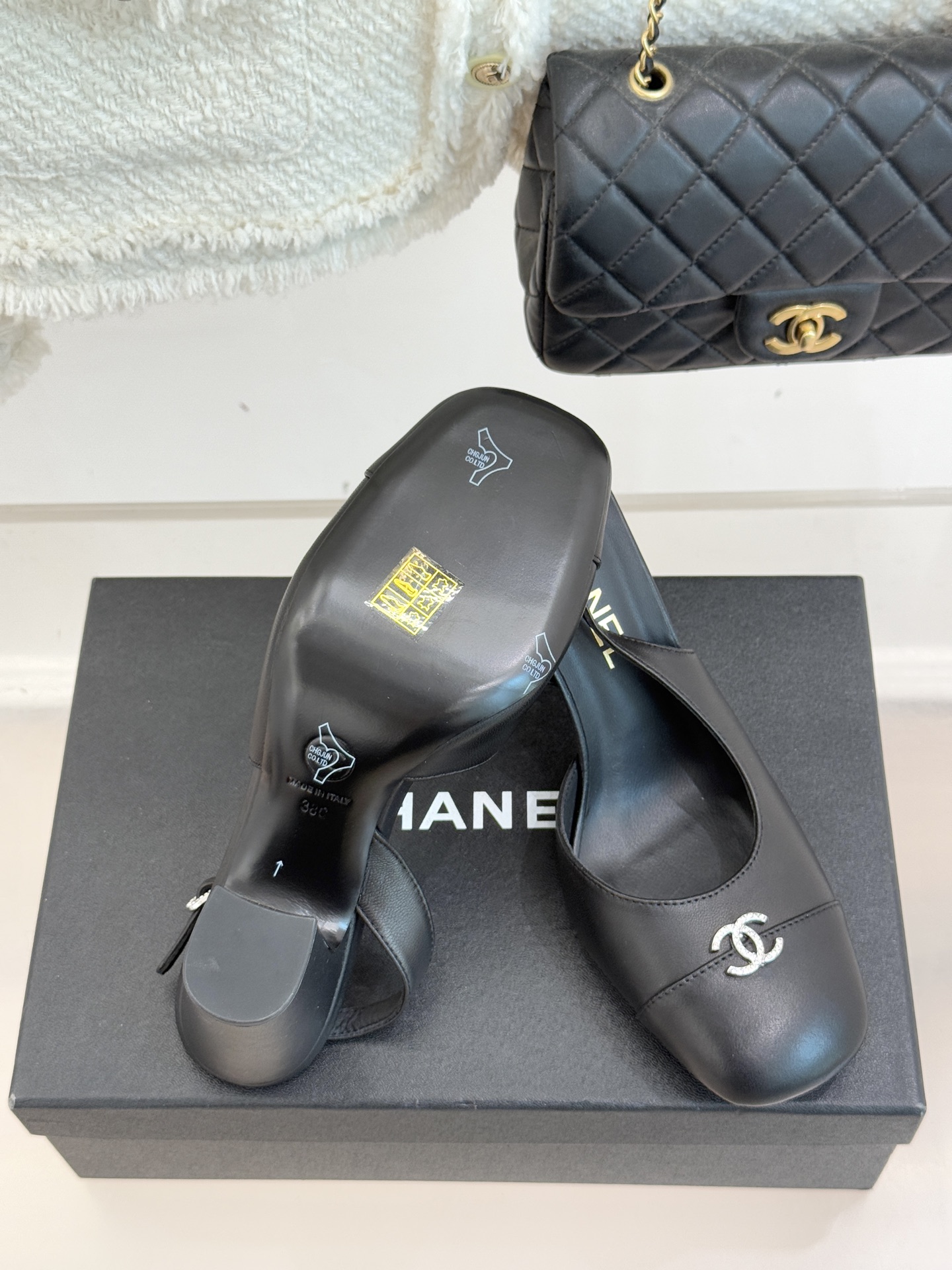 CHANE*｜小香25K拼色双C粗跟凉鞋当拼色灵感邂逅小香标志性元素这款凉鞋就成为夏日优雅代名词双C标志