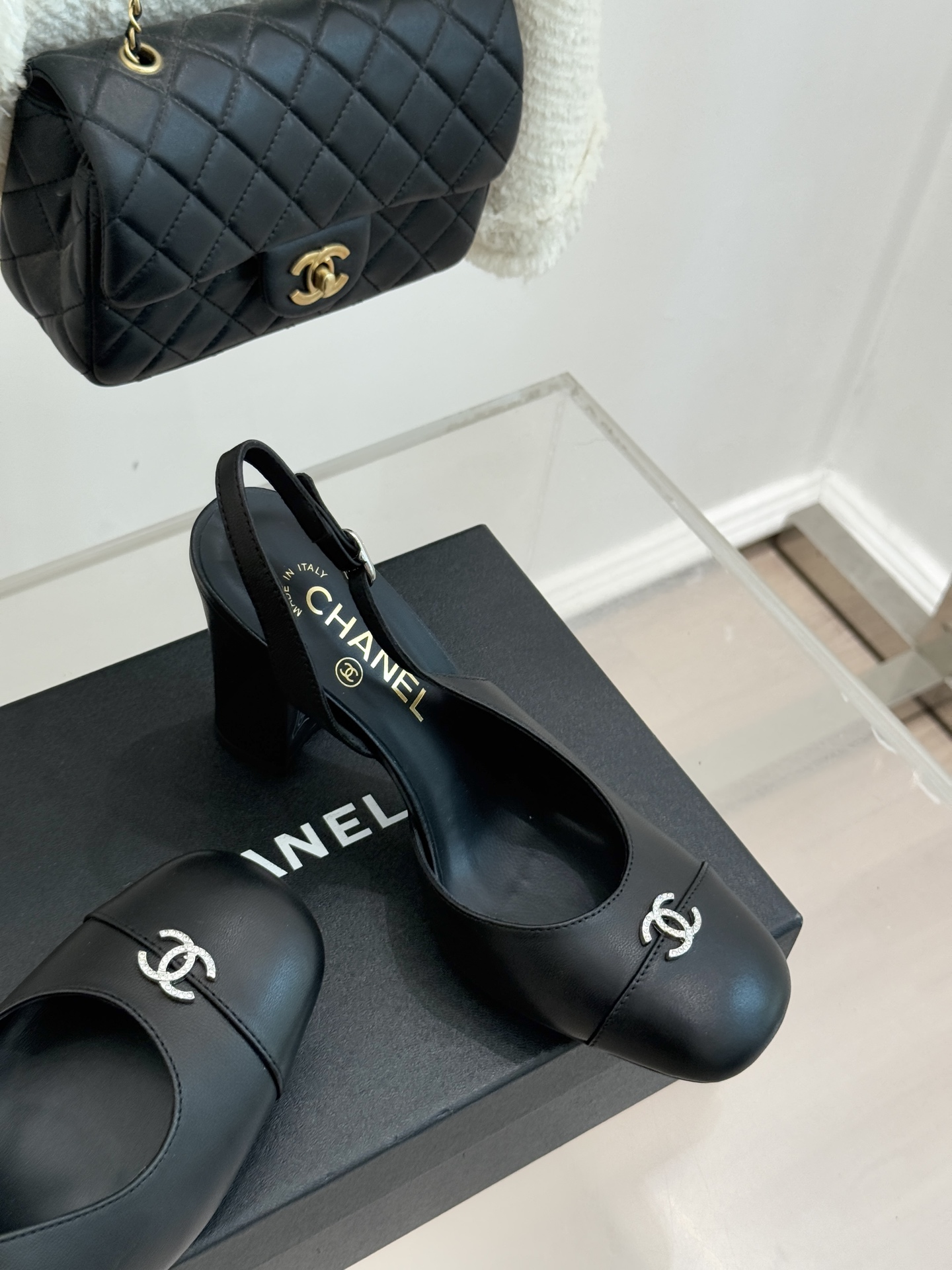 CHANE*｜小香25K拼色双C粗跟凉鞋当拼色灵感邂逅小香标志性元素这款凉鞋就成为夏日优雅代名词双C标志