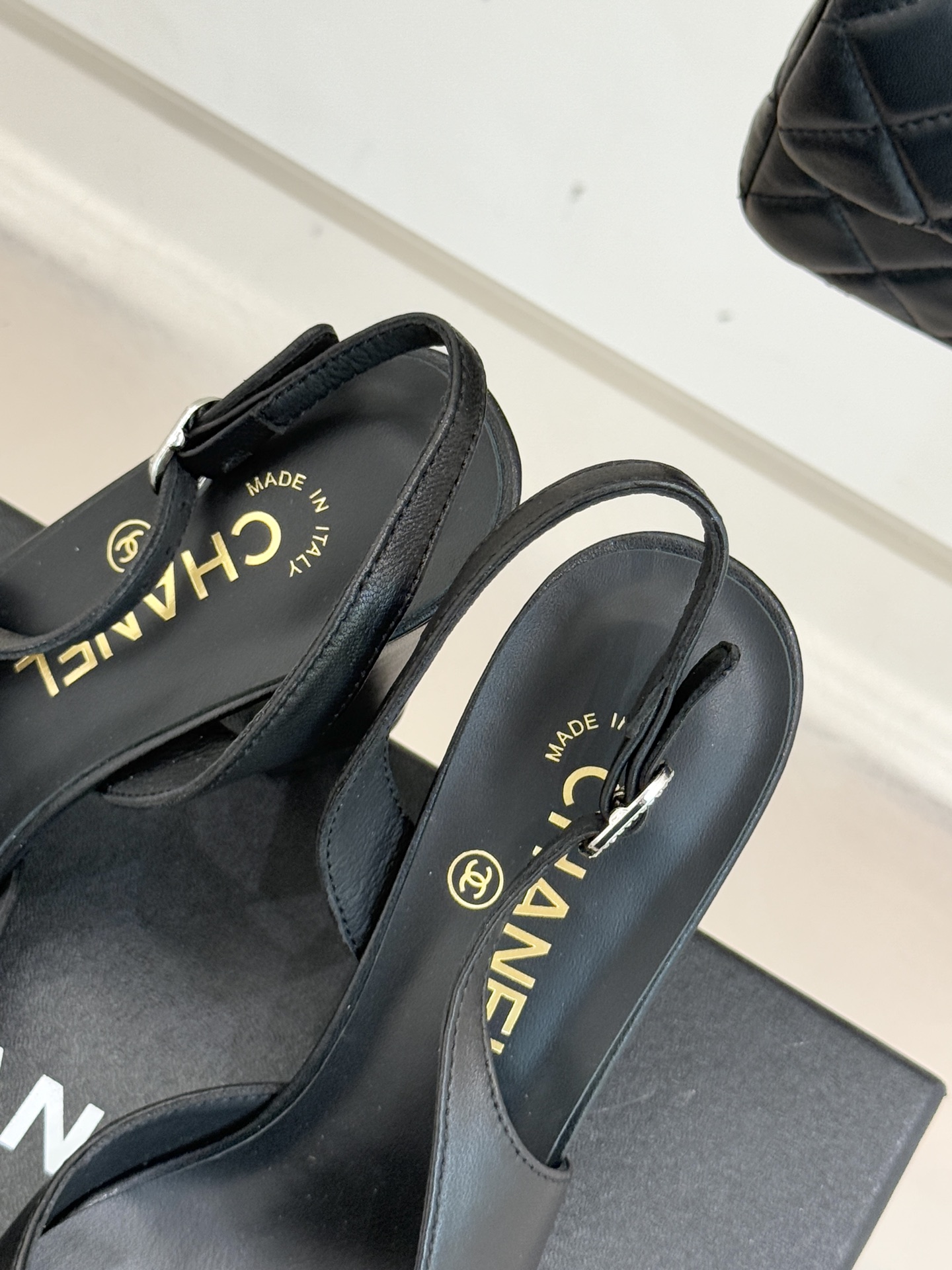 CHANE*｜小香25K拼色双C粗跟凉鞋当拼色灵感邂逅小香标志性元素这款凉鞋就成为夏日优雅代名词双C标志