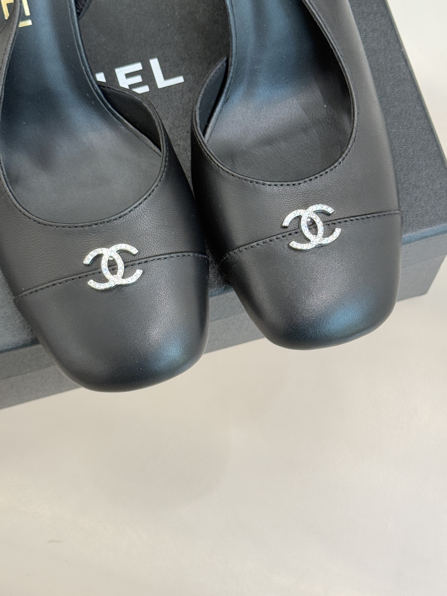 CHANE*｜小香25K拼色双C粗跟凉鞋当拼色灵感邂逅小香标志性元素这款凉鞋就成为夏日优雅代名词双C标志