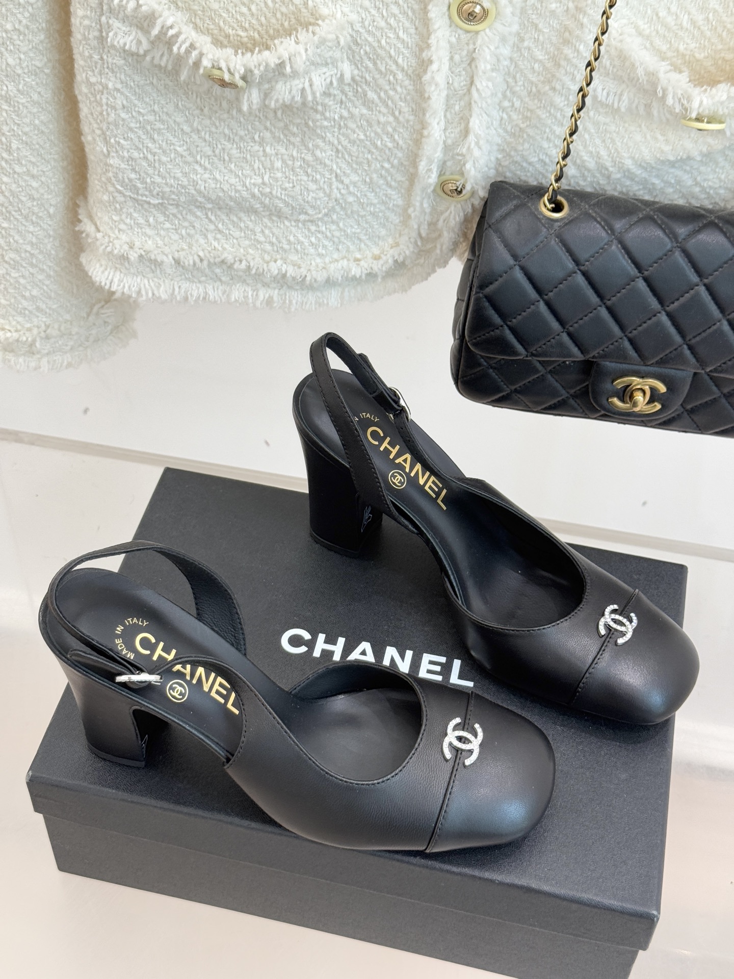 CHANE*｜小香25K拼色双C粗跟凉鞋当拼色灵感邂逅小香标志性元素这款凉鞋就成为夏日优雅代名词双C标志