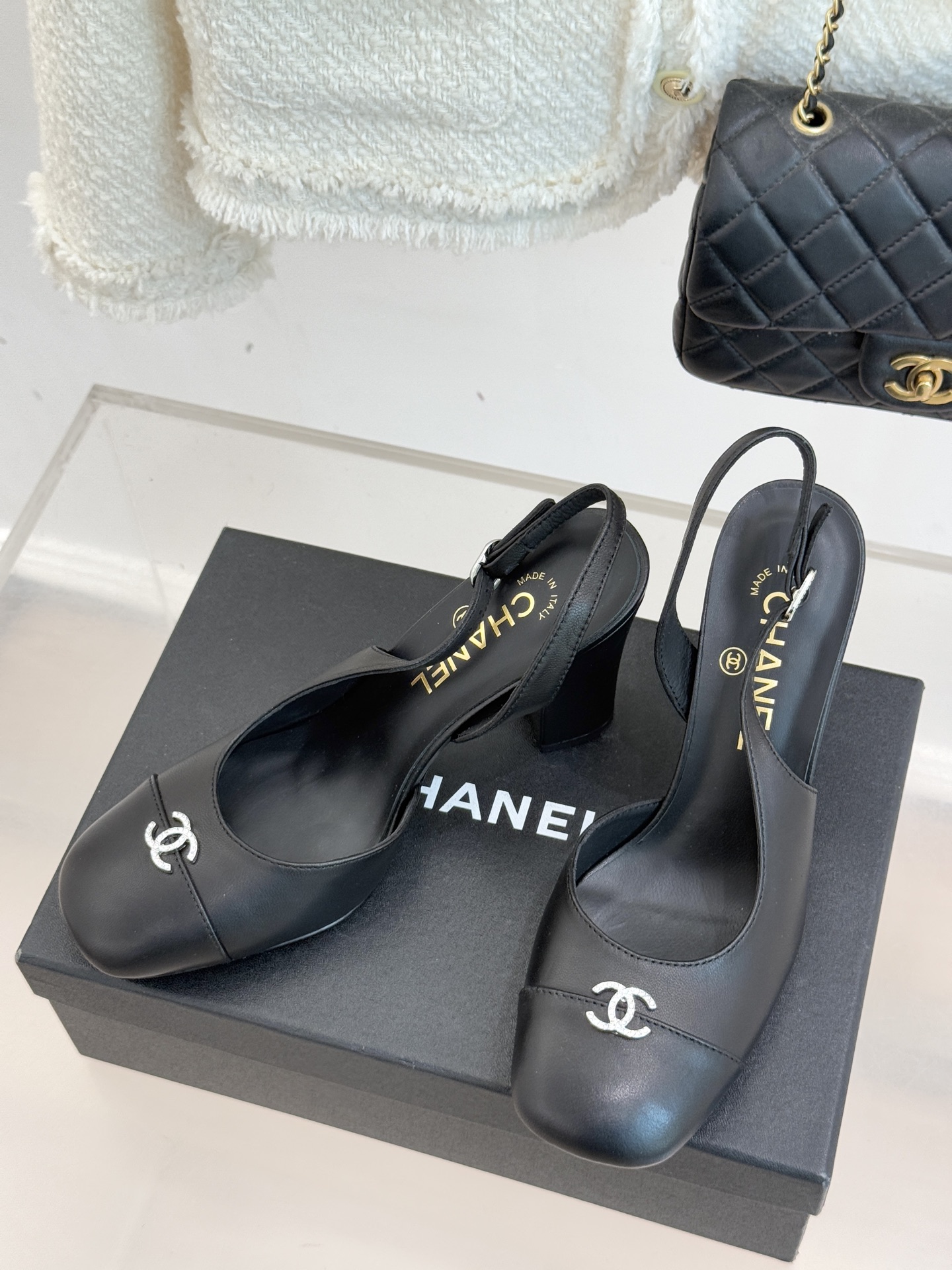 CHANE*｜小香25K拼色双C粗跟凉鞋当拼色灵感邂逅小香标志性元素这款凉鞋就成为夏日优雅代名词双C标志