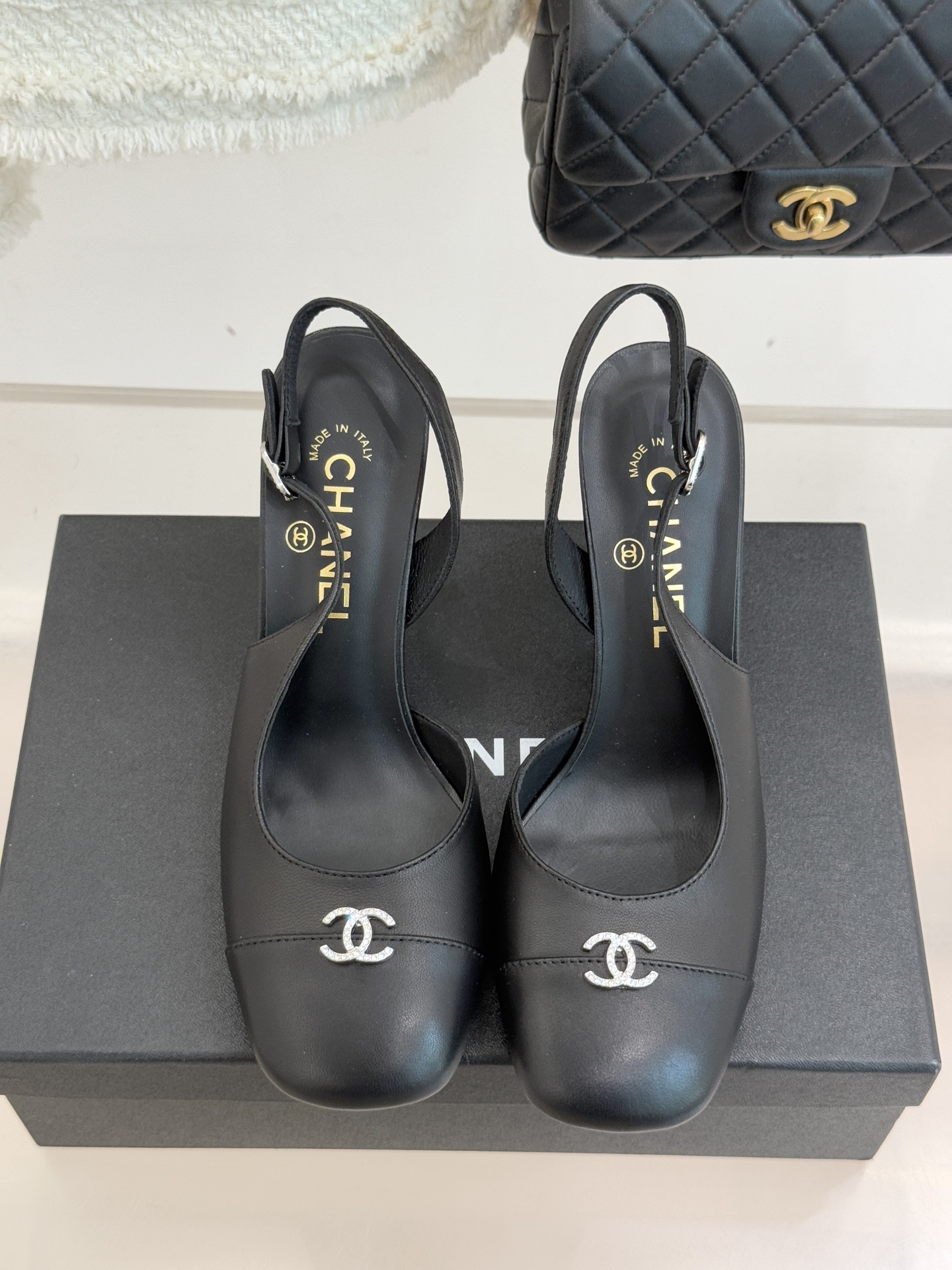 CHANE*｜小香25K拼色双C粗跟凉鞋当拼色灵感邂逅小香标志性元素这款凉鞋就成为夏日优雅代名词双C标志