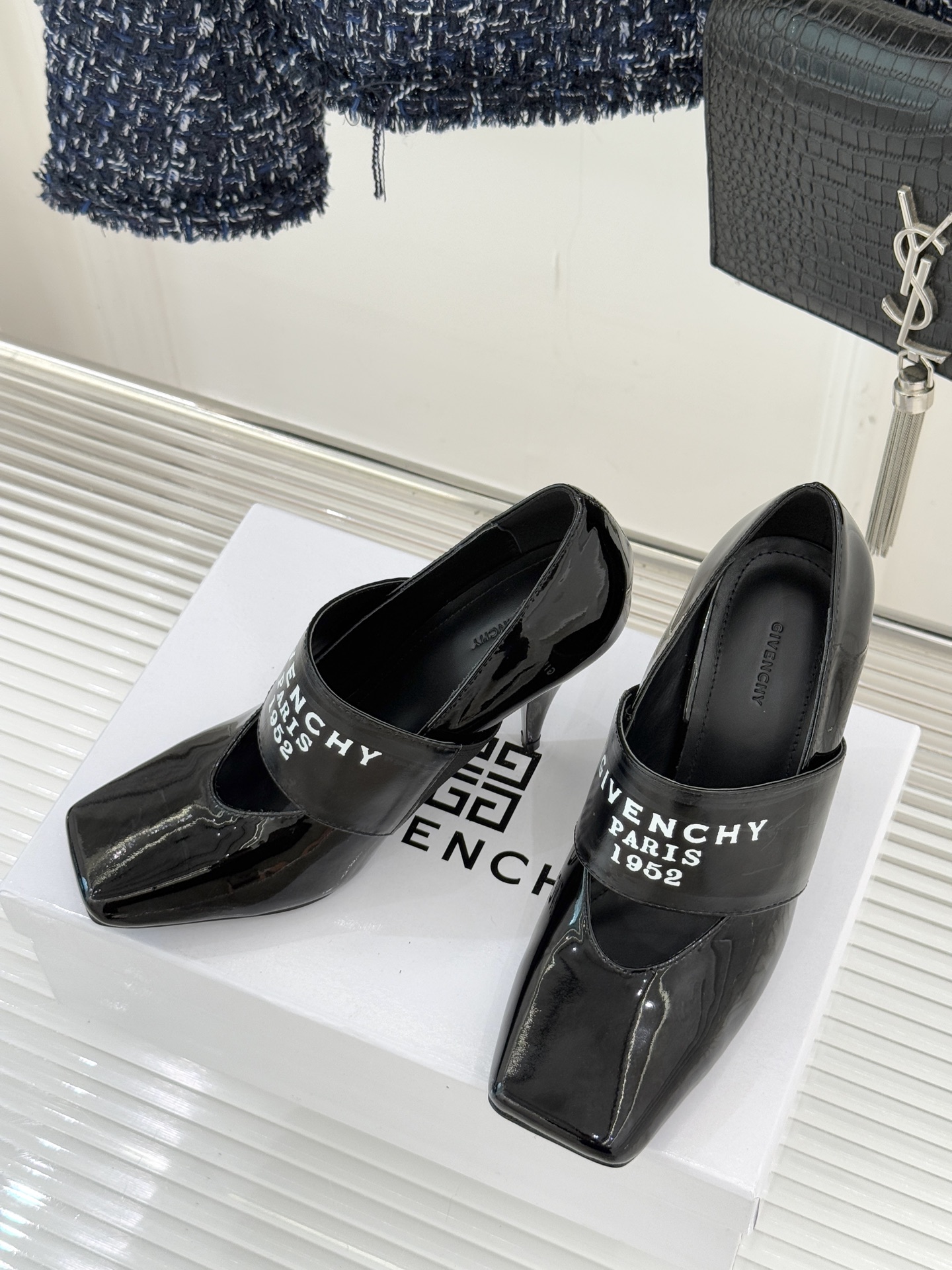 GIVENCHY/纪梵希25WF新品字母弹力带方头高跟玛丽珍鞋回溯高级定制本源 重塑日常优雅范式。将品牌