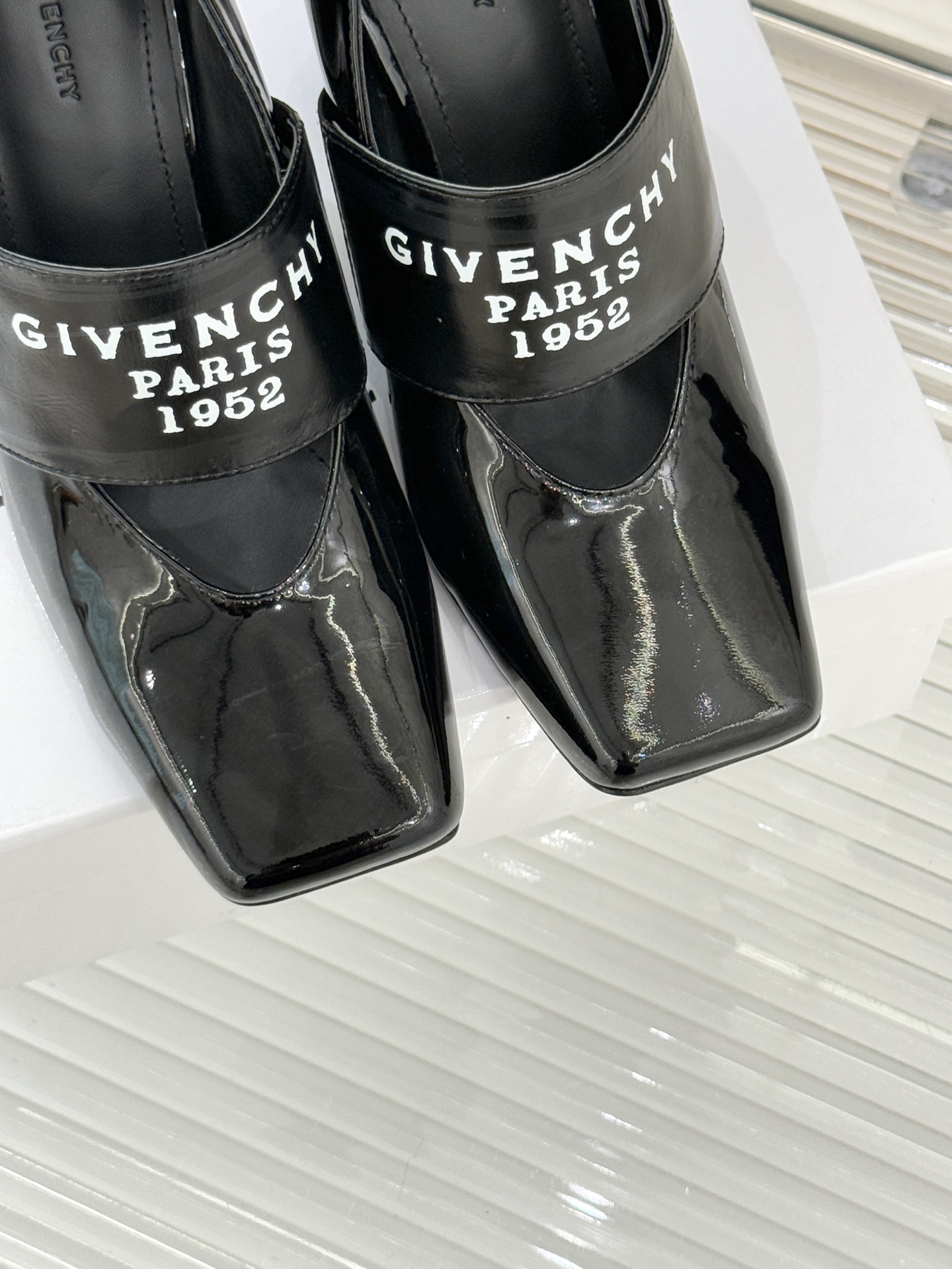 GIVENCHY/纪梵希25WF新品字母弹力带方头高跟玛丽珍鞋回溯高级定制本源 重塑日常优雅范式。将品牌