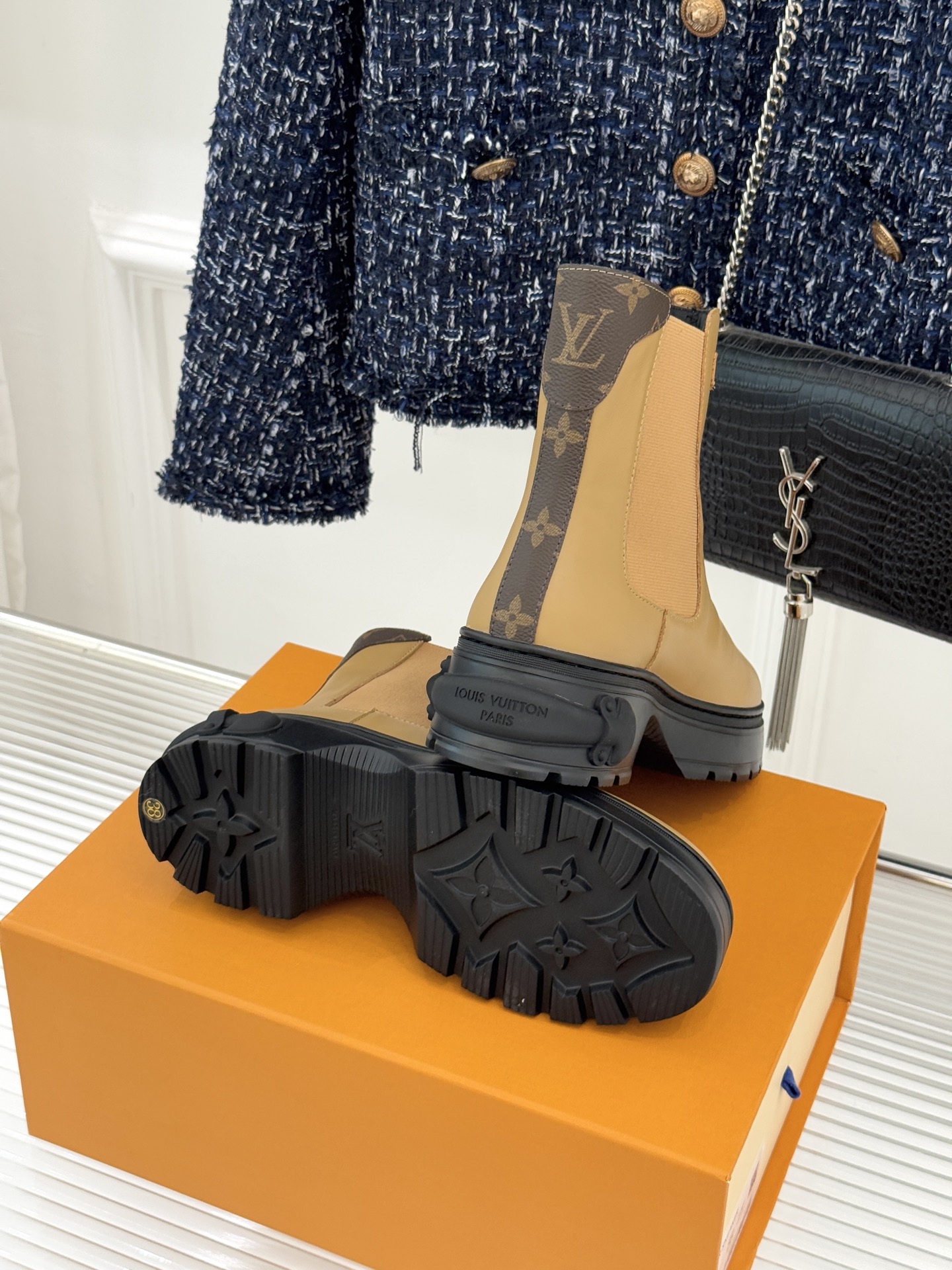 驴牌25WF秋冬新品切尔西厚底短靴这款切尔西短靴无疑是当季的闪耀之星将经典元素与先锋设计巧妙融合重新定义