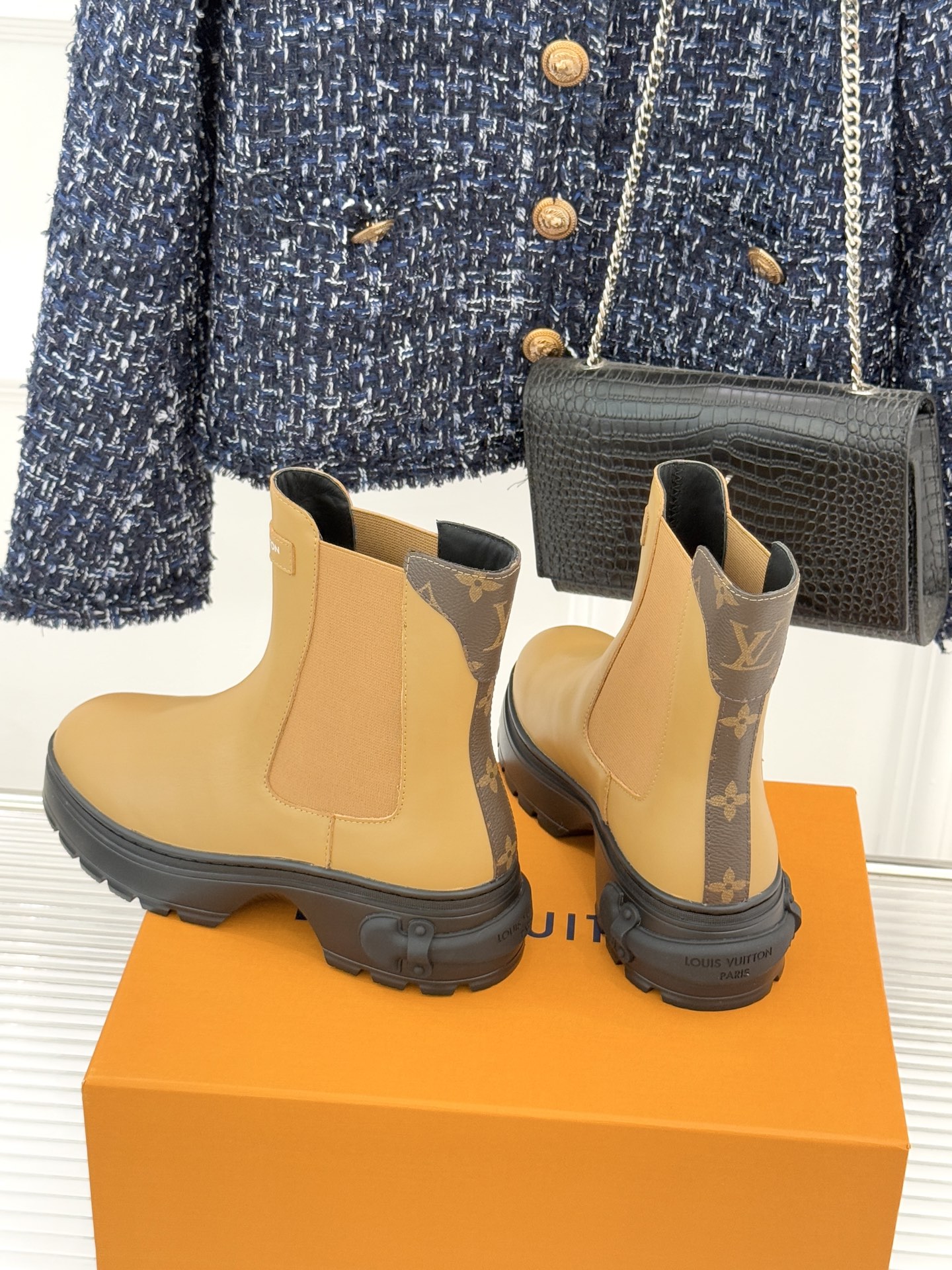 驴牌25WF秋冬新品切尔西厚底短靴这款切尔西短靴无疑是当季的闪耀之星将经典元素与先锋设计巧妙融合重新定义